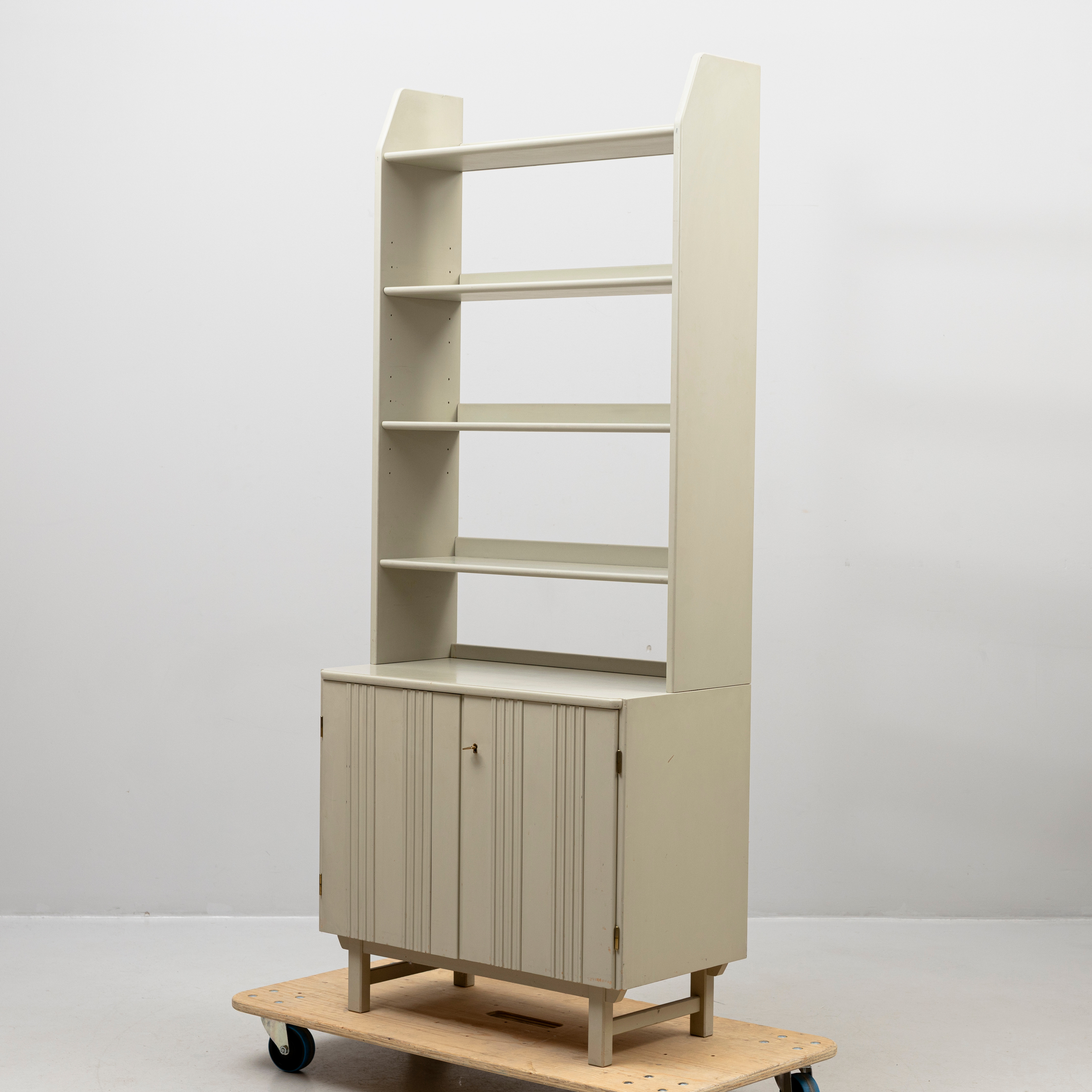 CARL MALMSTEN. Bokhylla med skåp, "Vardags", etikettmärkt, Svensk Fur, 1900-talets andra hälft.