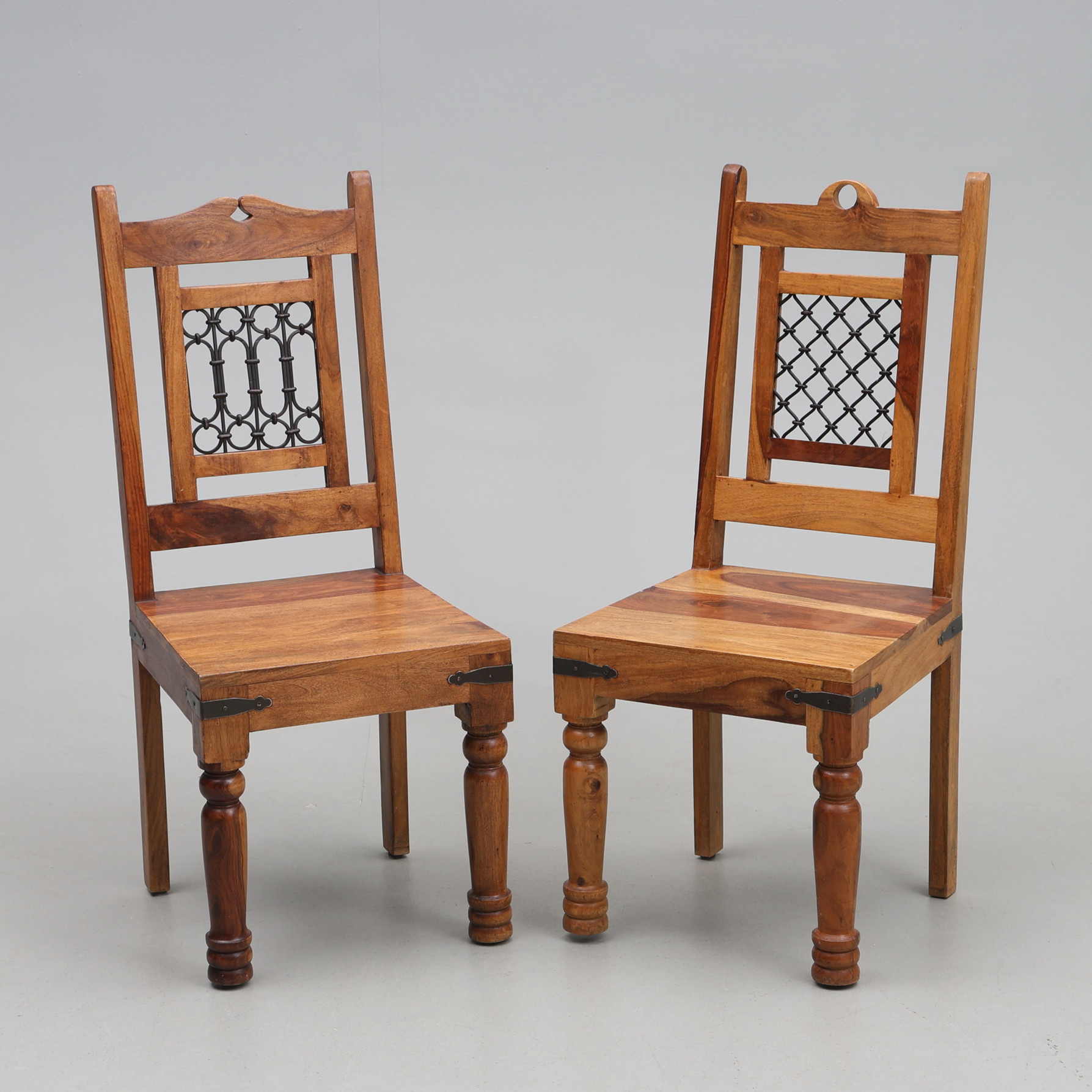 STOLAR. Ett par, akacia, med metallbeslag.