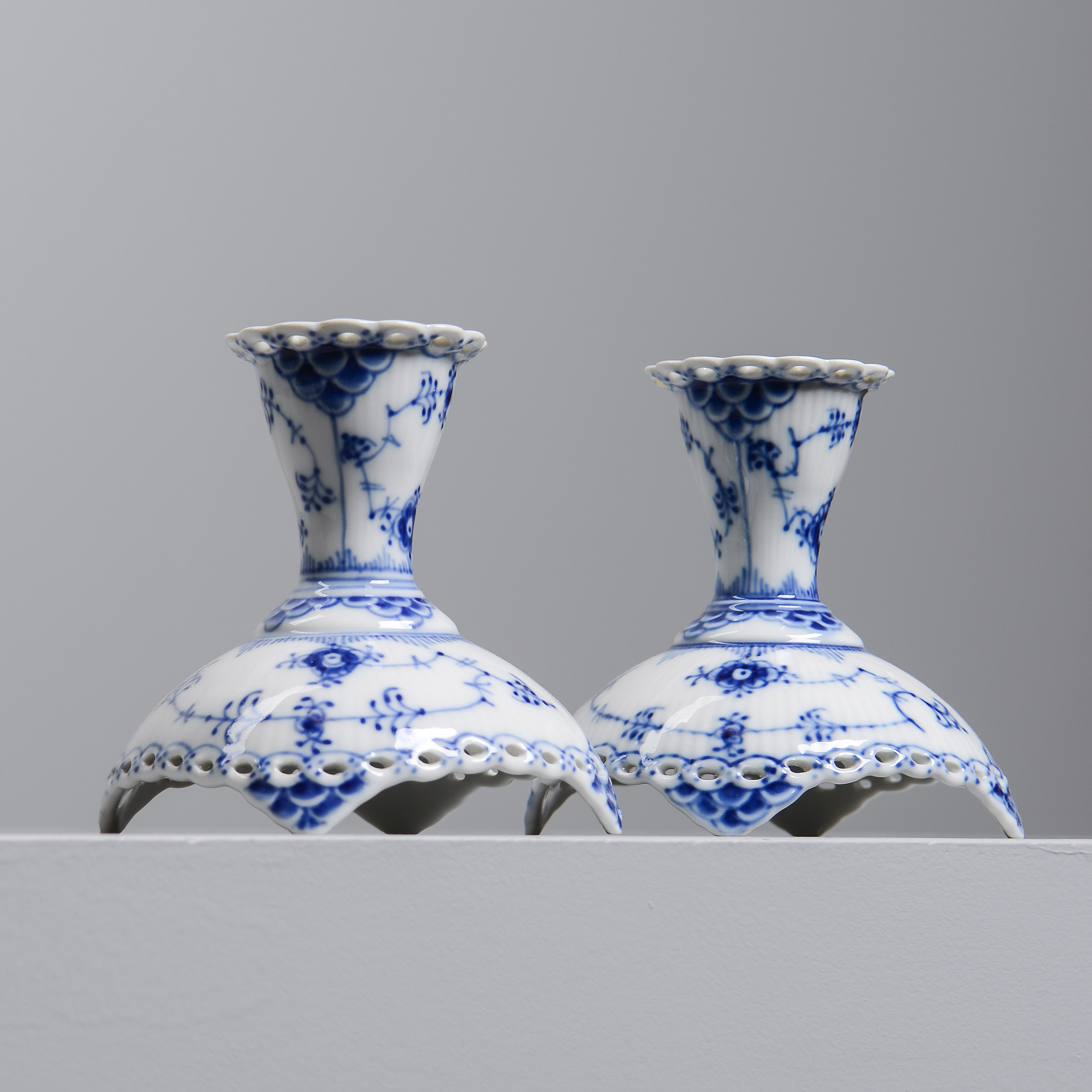 MUSSELMALET, ljusstakar, ett par, helblond, Royal Copenhagen, Danmark.