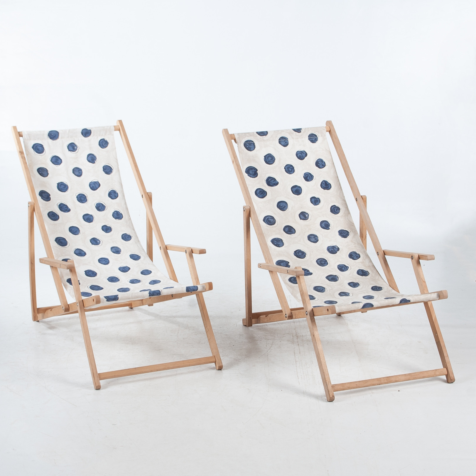 Ett par IKEA VIKING – D solstolar med design av Claudia D.