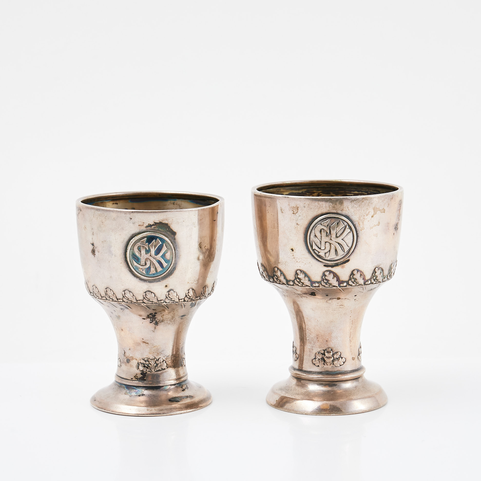 BÄGARE, 2 st, silver, snarlika, CG Hallberg samt Guldsmedsaktiebolaget, Stockholm 1920-tal.