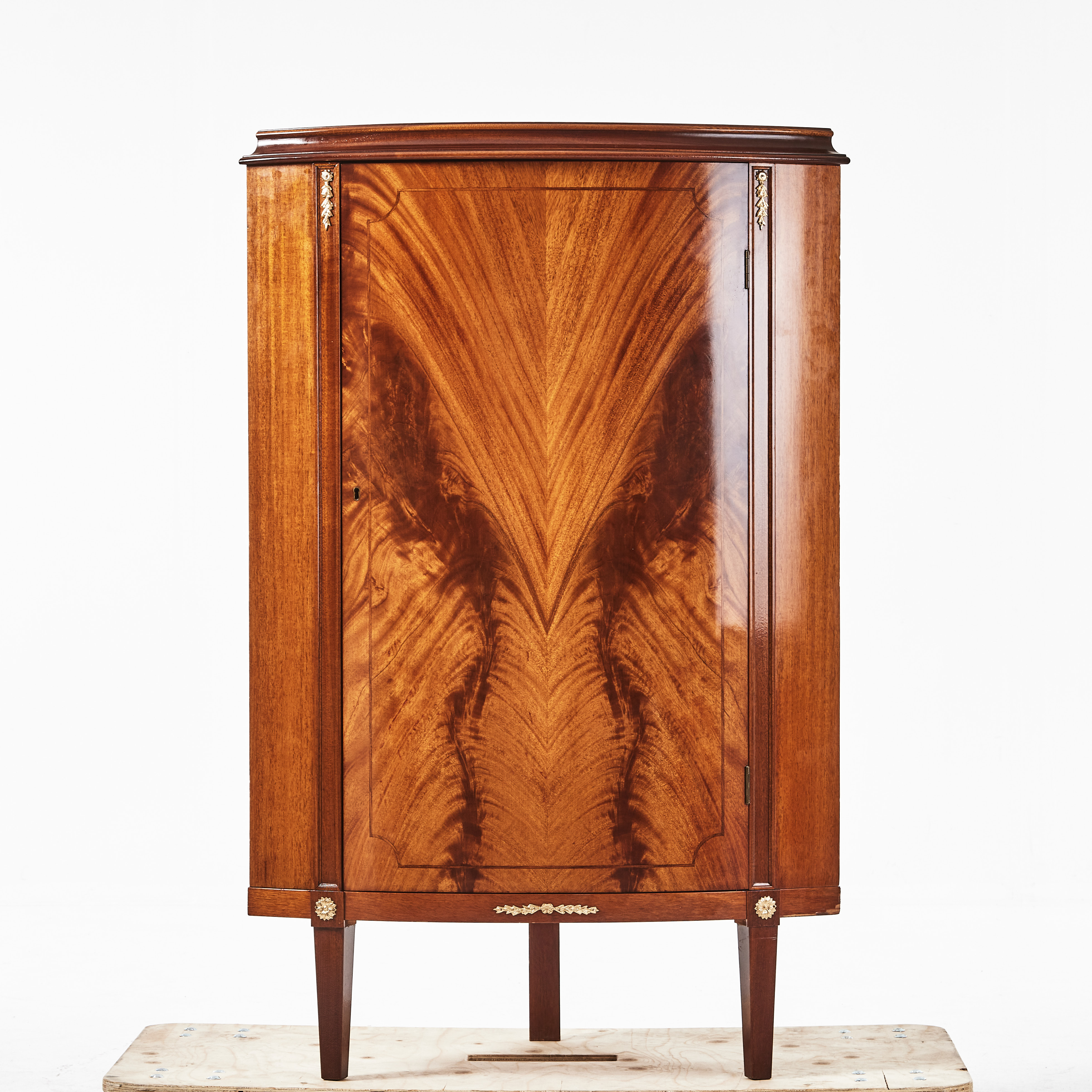 HÖRNSKÅP, fanérat i mahogny, Ganddal Möbelfabrik, 1900-talets andra hälft.