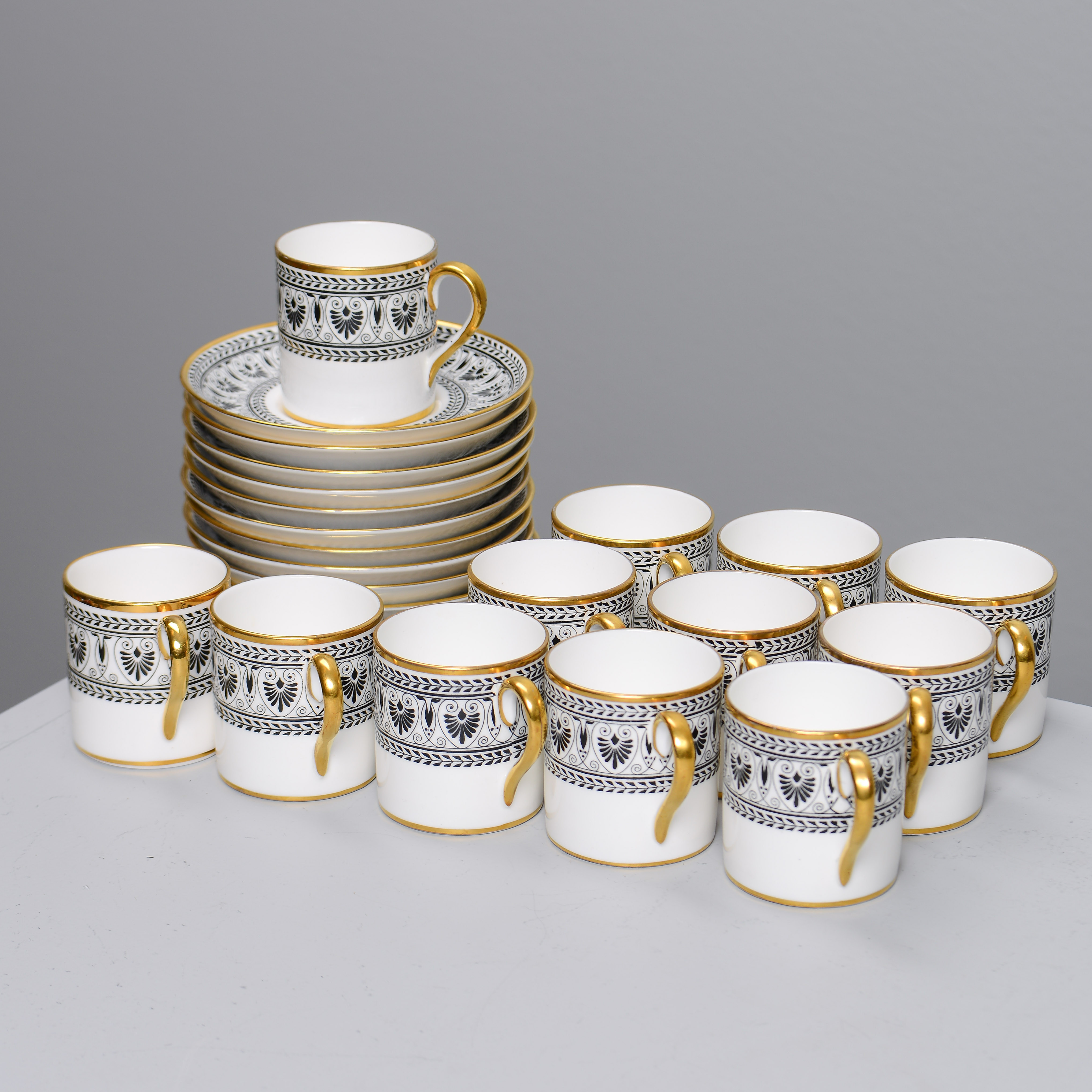 KAFFEKOPPAR, "Black Victoria", för 12 personer, Crown Staffordshire, England.