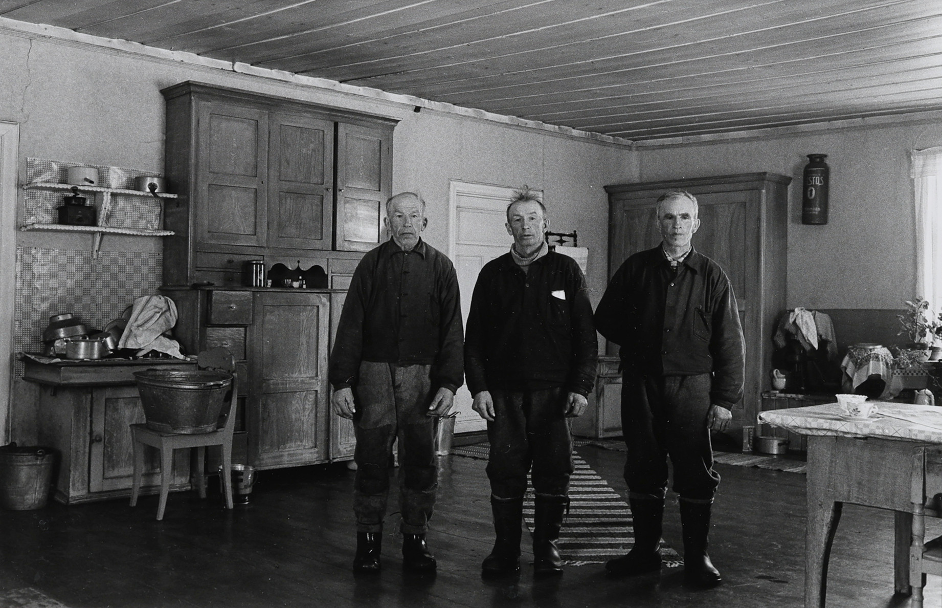 SUNE JONSSON 1930-2009. SILVERGELATINKOPIA, BRÖDERNA JOHANSSON I SITT KÖK, ÖRAVAN, LYCKSELE SOCKEN, FEBRUARI 1962.