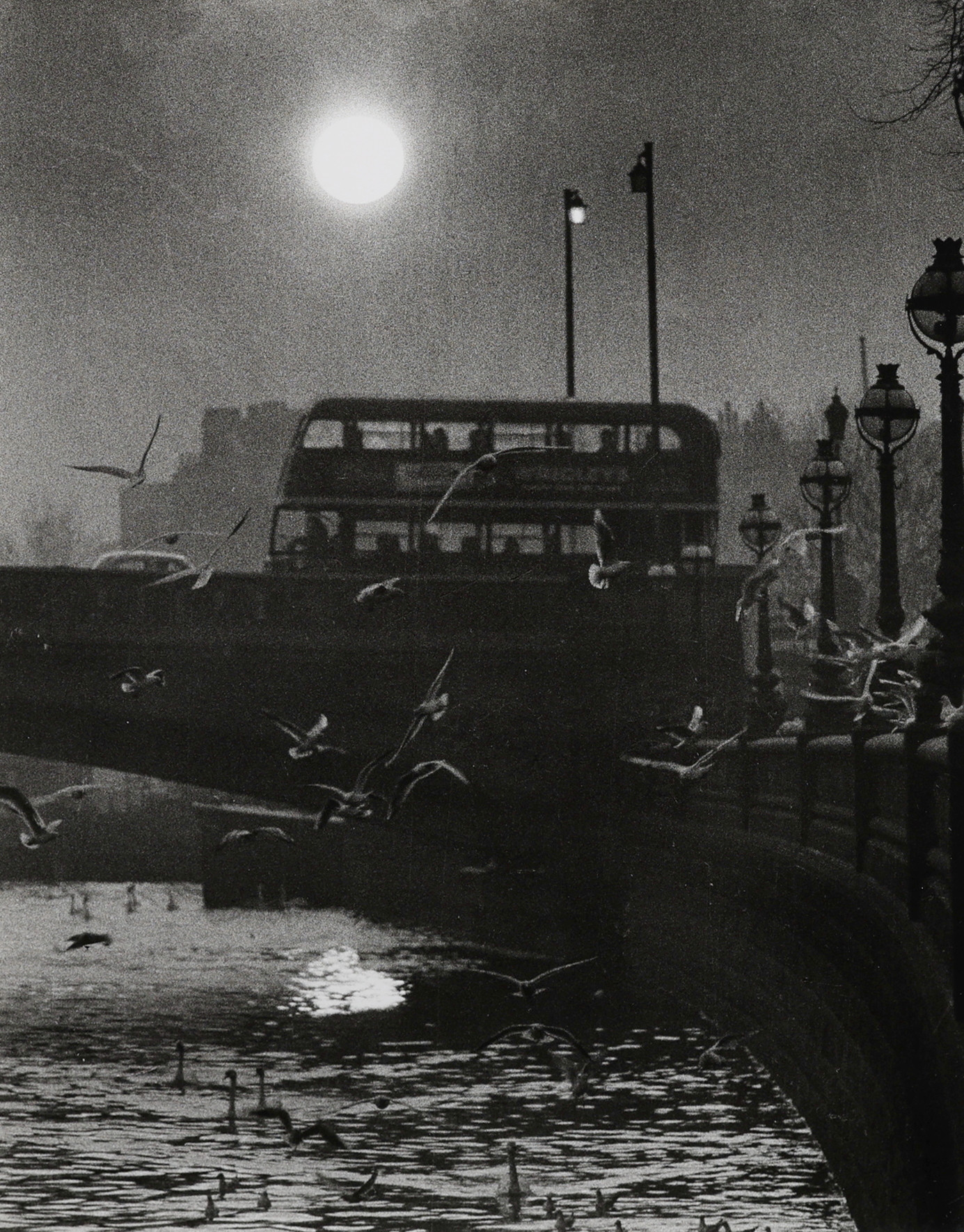 HANS HAMMARSKIÖLD. SILVERGELATINKOPIA, "BATTERSEA BRIDGE, LONDON 1955", STÄMPELSIGNERAD.