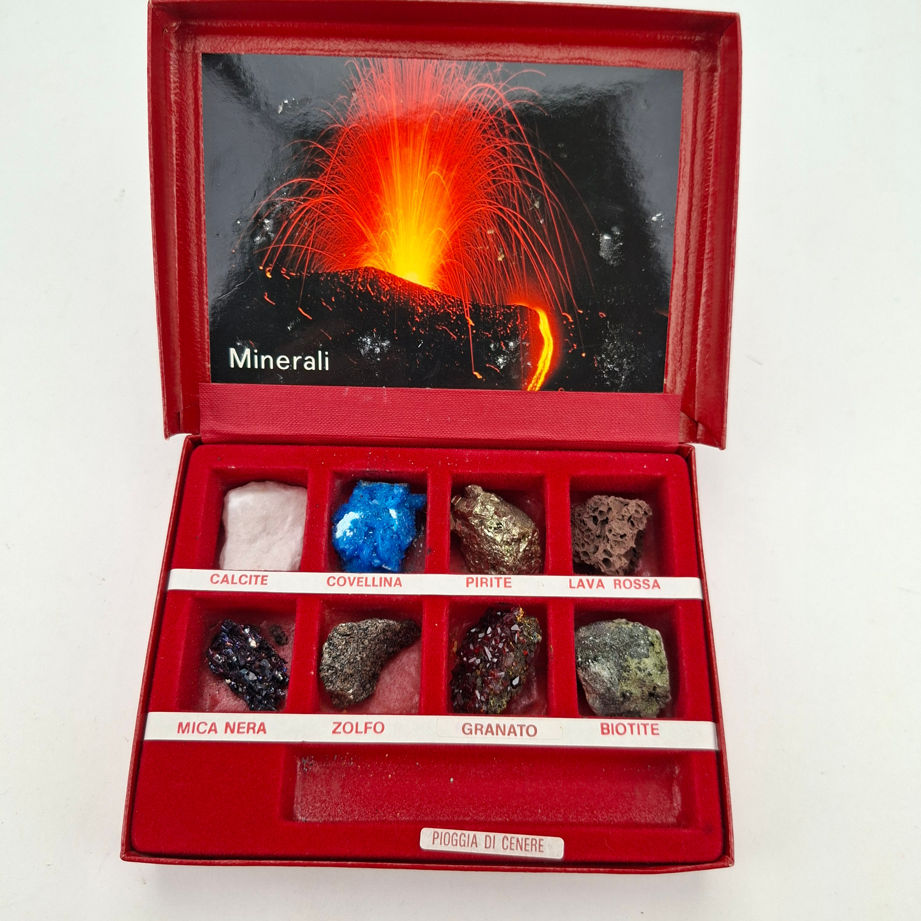 MINERALER, 8 st, bland annat granater.