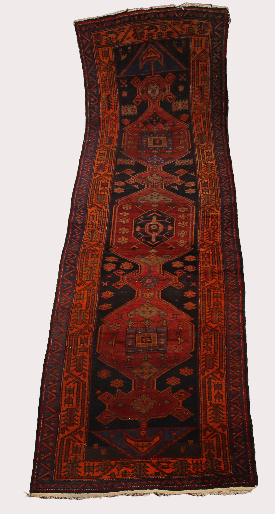 KORRIDORMATTA/RUNNER, handknuten, brunsvart botten med tre stora geometriska former. 1900-talets sista fjärdedel.