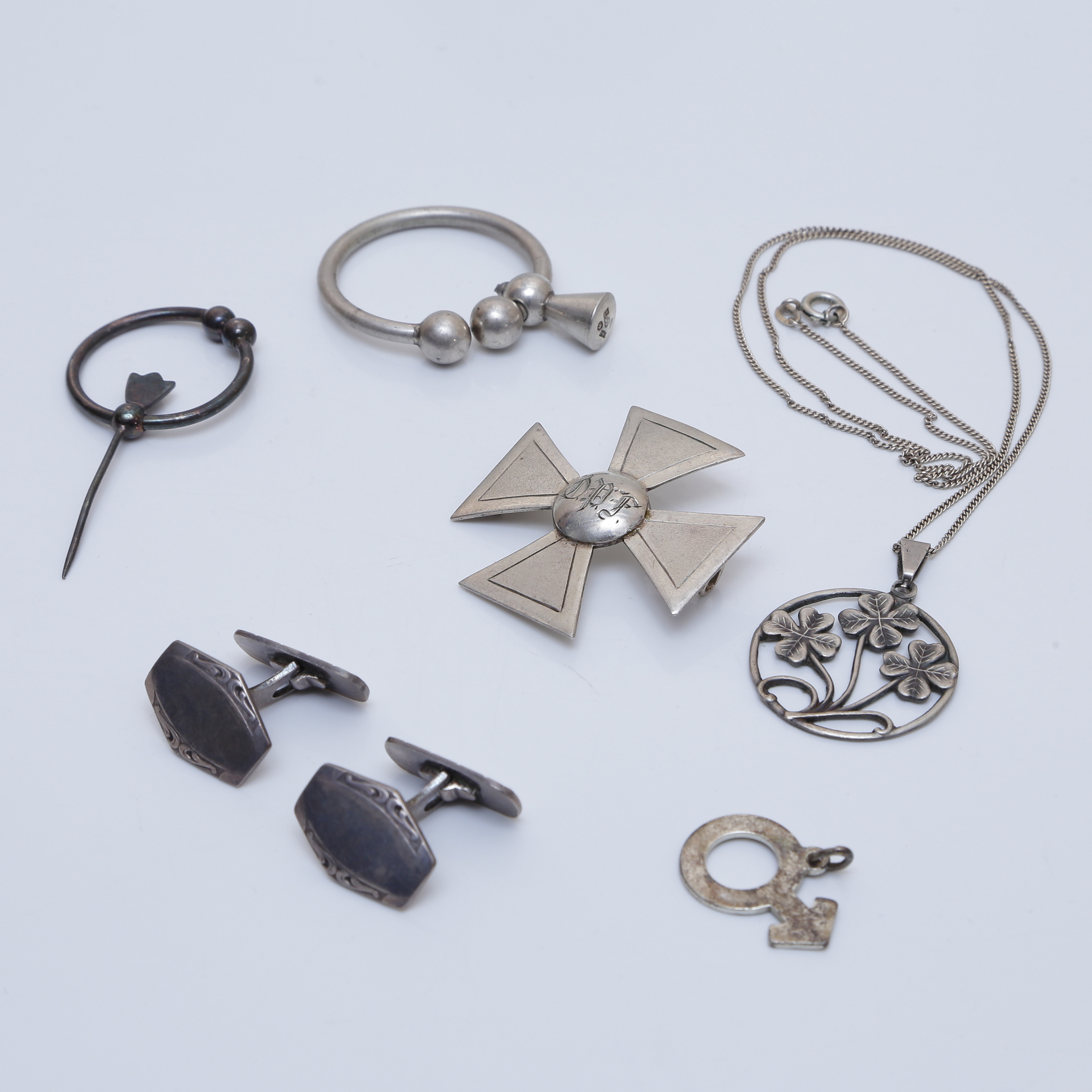 SAMLING SMYCKEN I SILVER, DRÄKTSMYCKE, MANSCHETTKNAPPAR, HÄNGEN, HALSBAND.