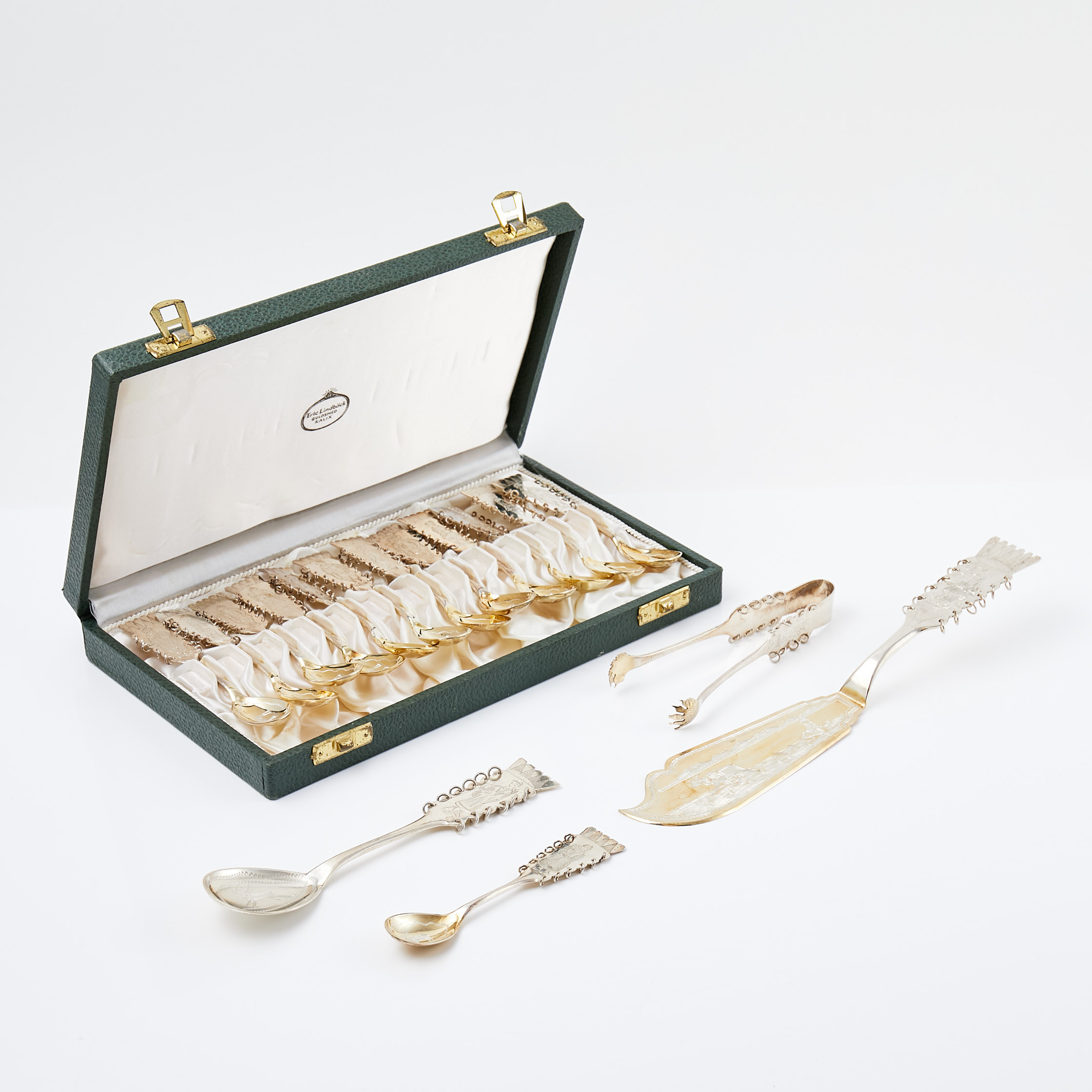 SKEDAR, TÅRTSPADE, SOCKERTÅNG, 16 dlr., silver, skrammelskedar med graverad dekor, delvis förgyllda, Kalix.