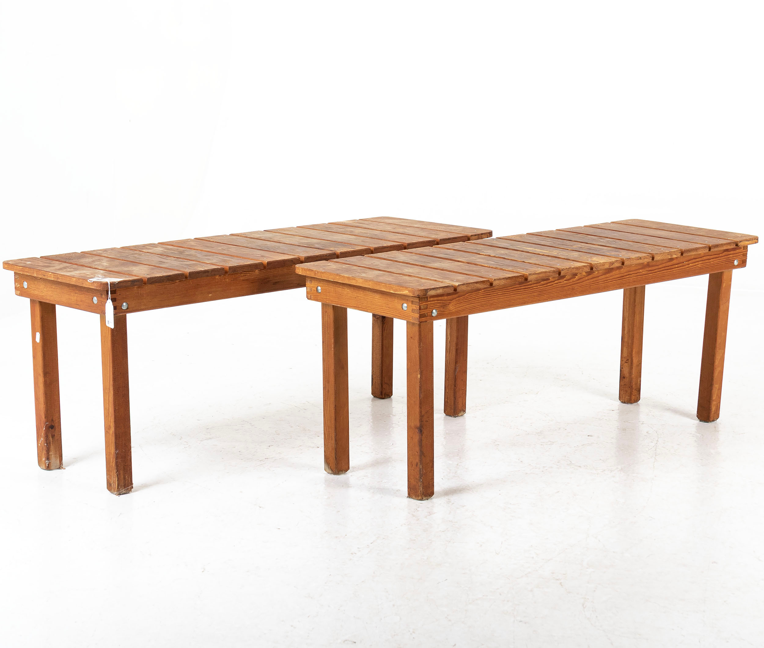 BÄNKAR, ett par furu.