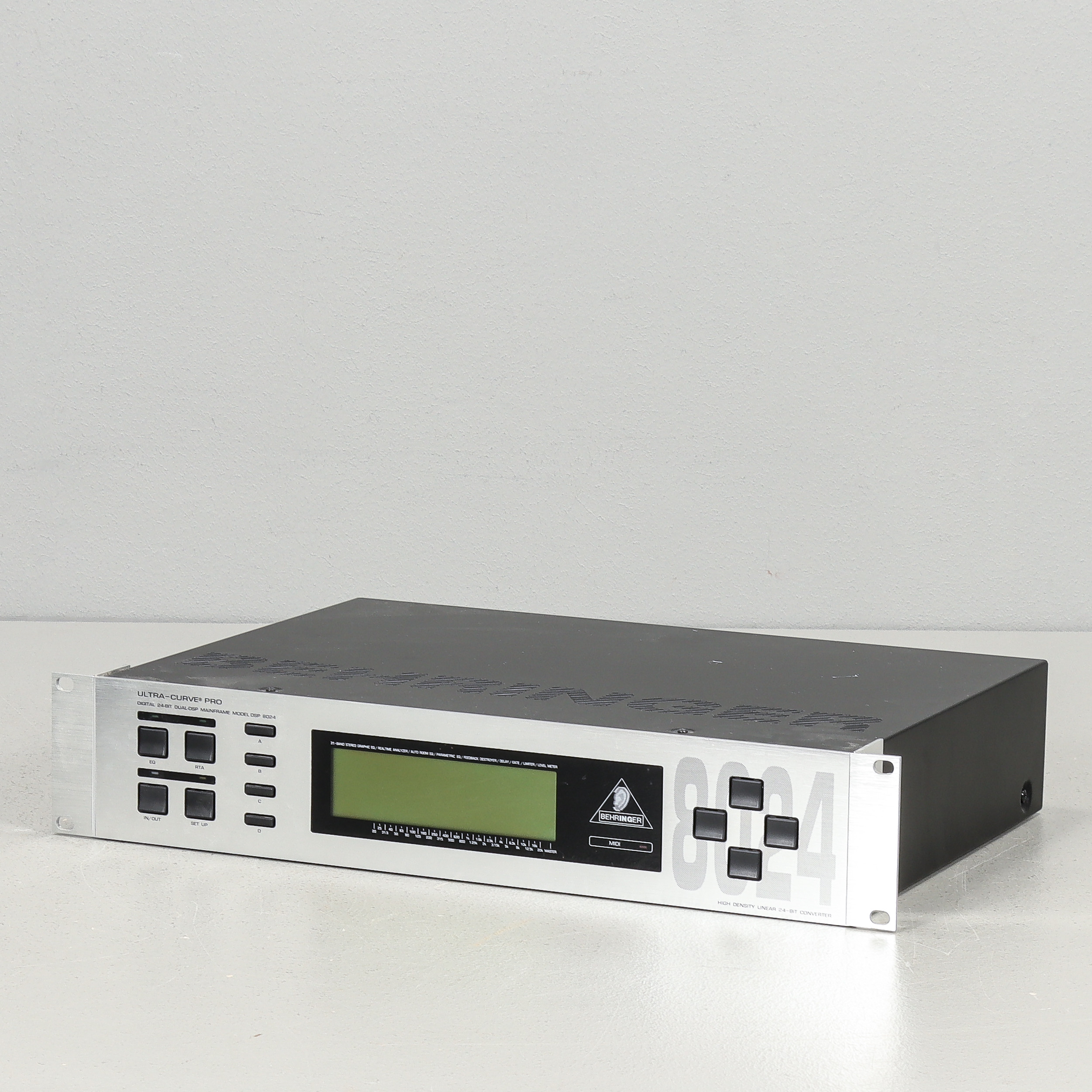 DSP Behringer Ultra-Curve Pro 8024, med mätmikrofon.