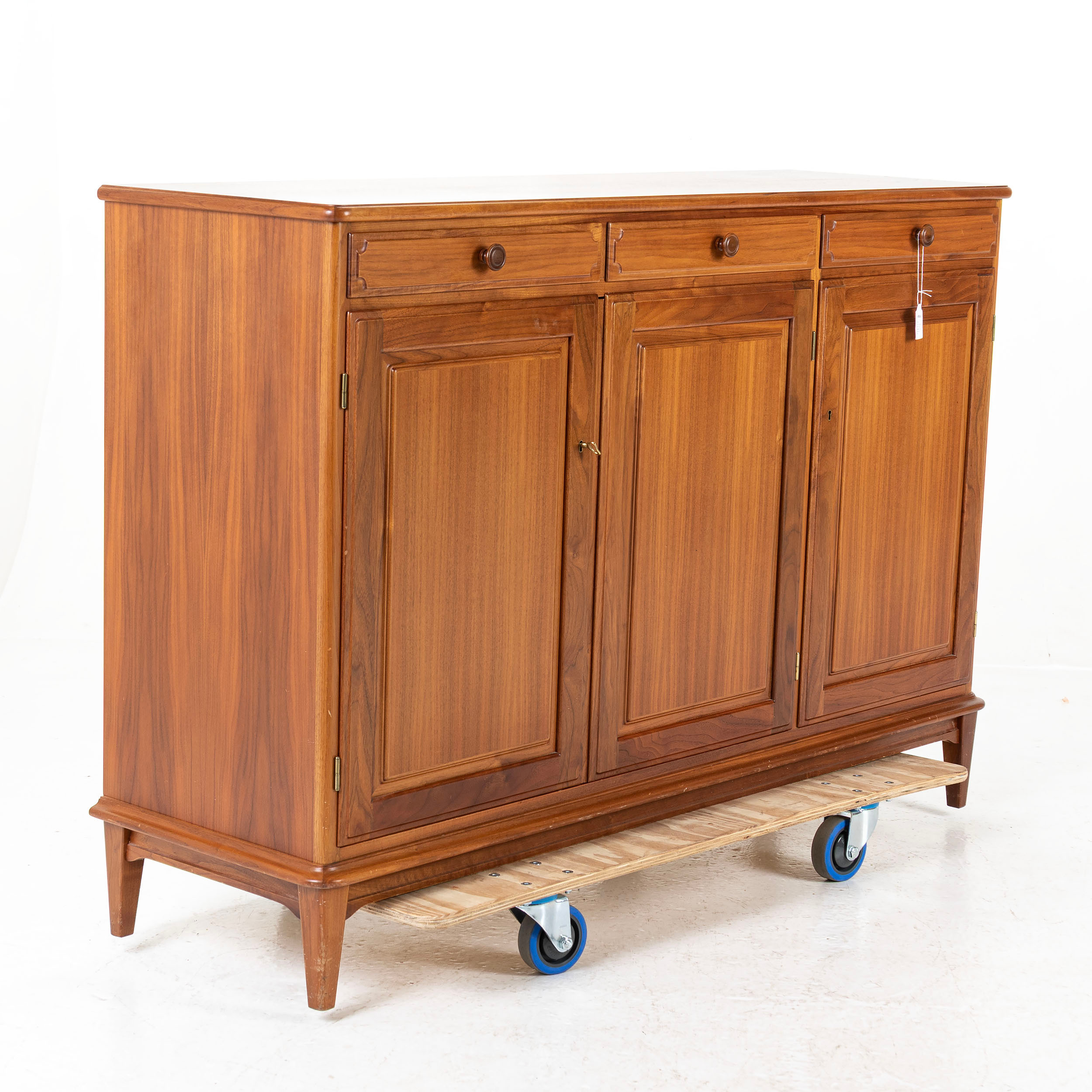 SVANTE SKOGH. Skänk, valnöt, "Vindö", Vaggeryd, 1900-talets andra hälft.