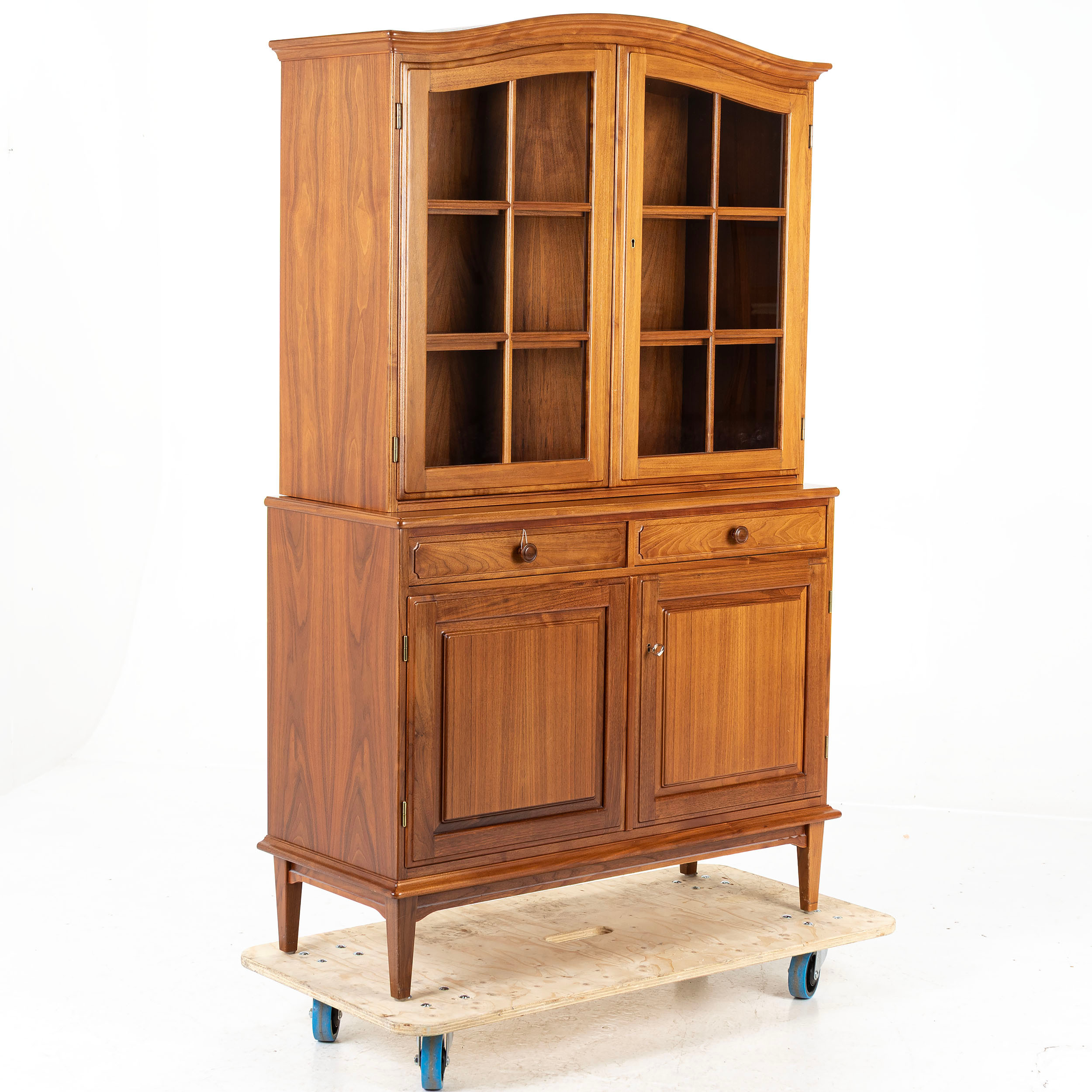 SVANTE SKOGH. Vitrinskåp, valnöt, "Vindö", Vaggeryd, 1900-talets andra hälft.