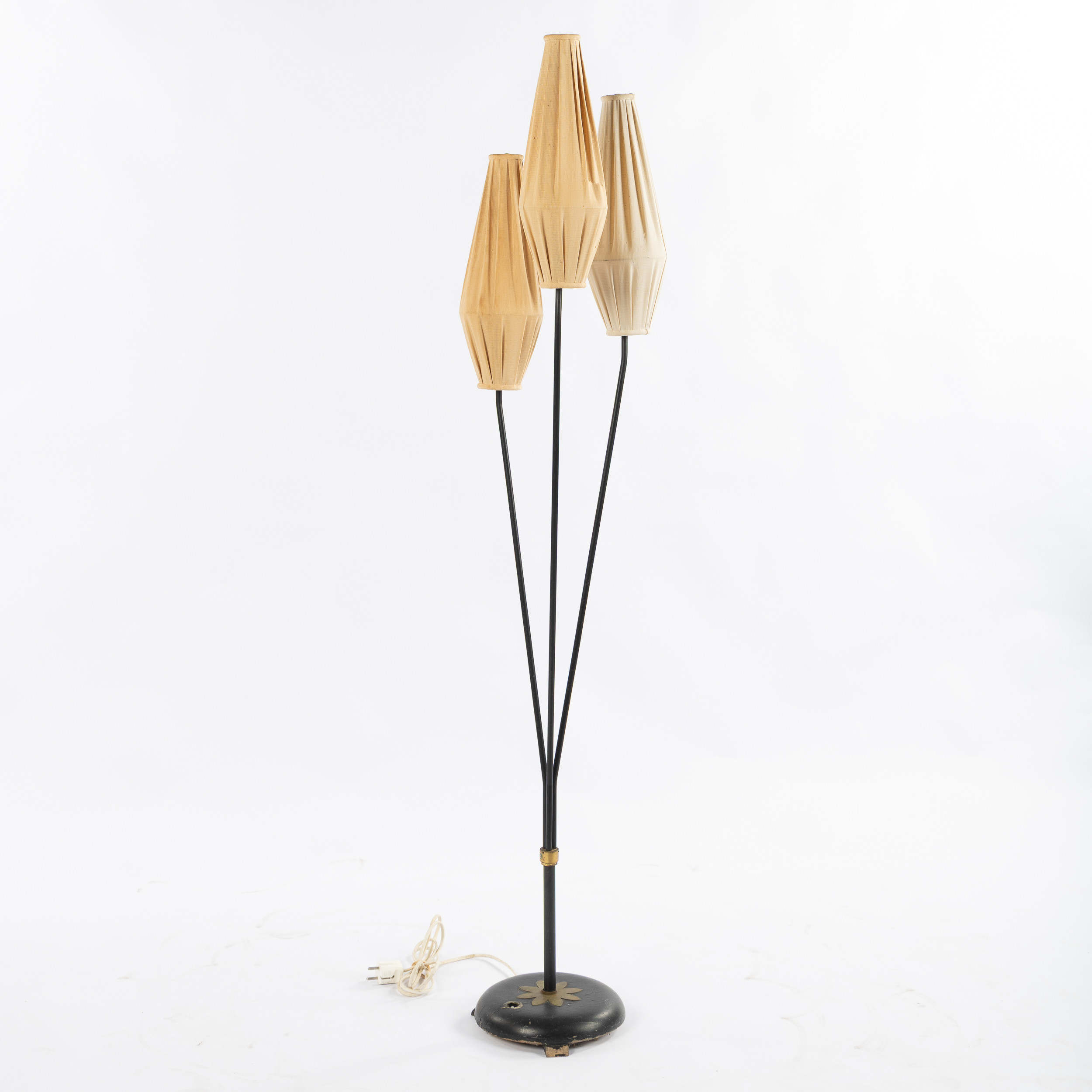 GOLVLAMPA, 3-armad, metall med träfot, omkring 1900-talets mitt.