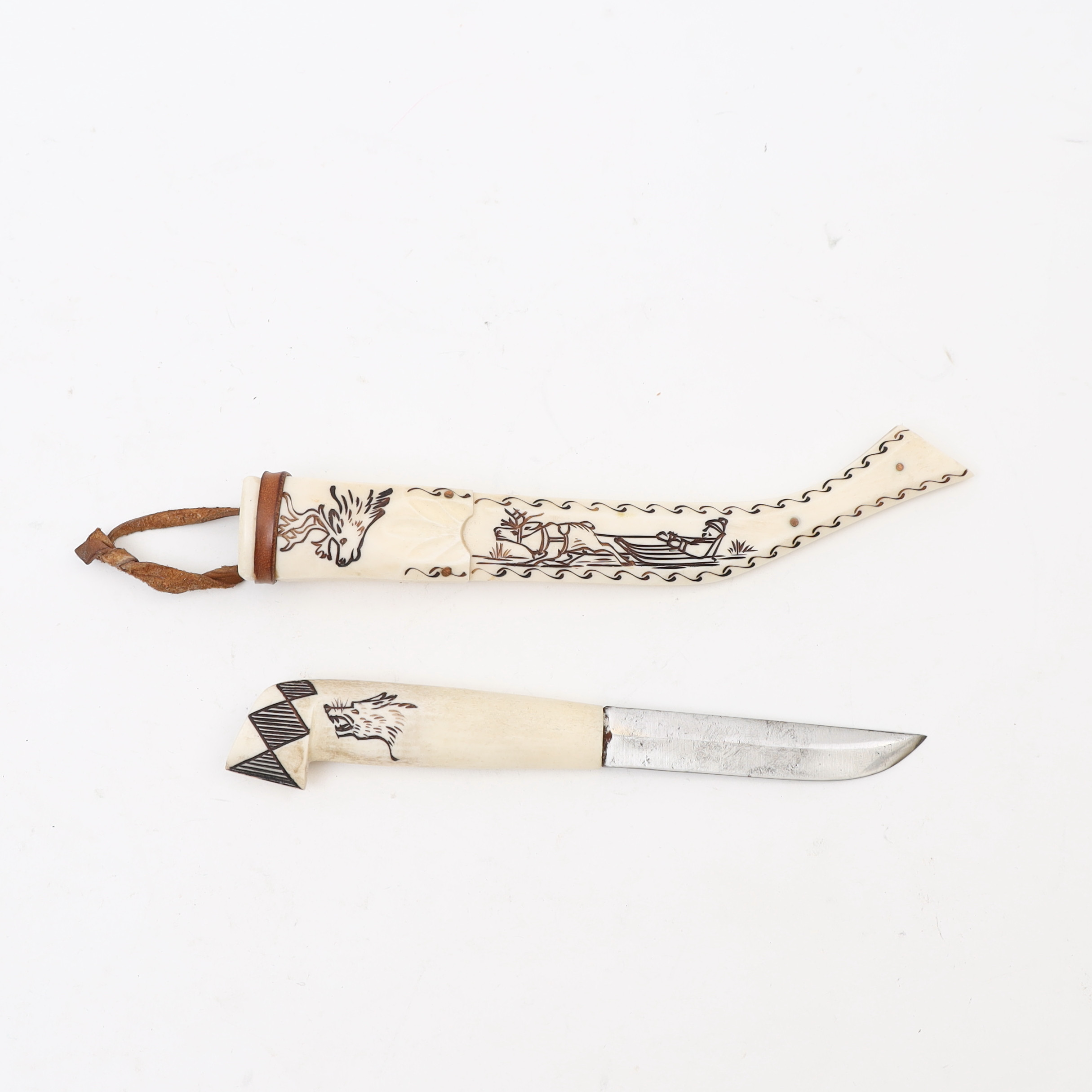 KNIV, helhorn, med skuren och färgad dekor.