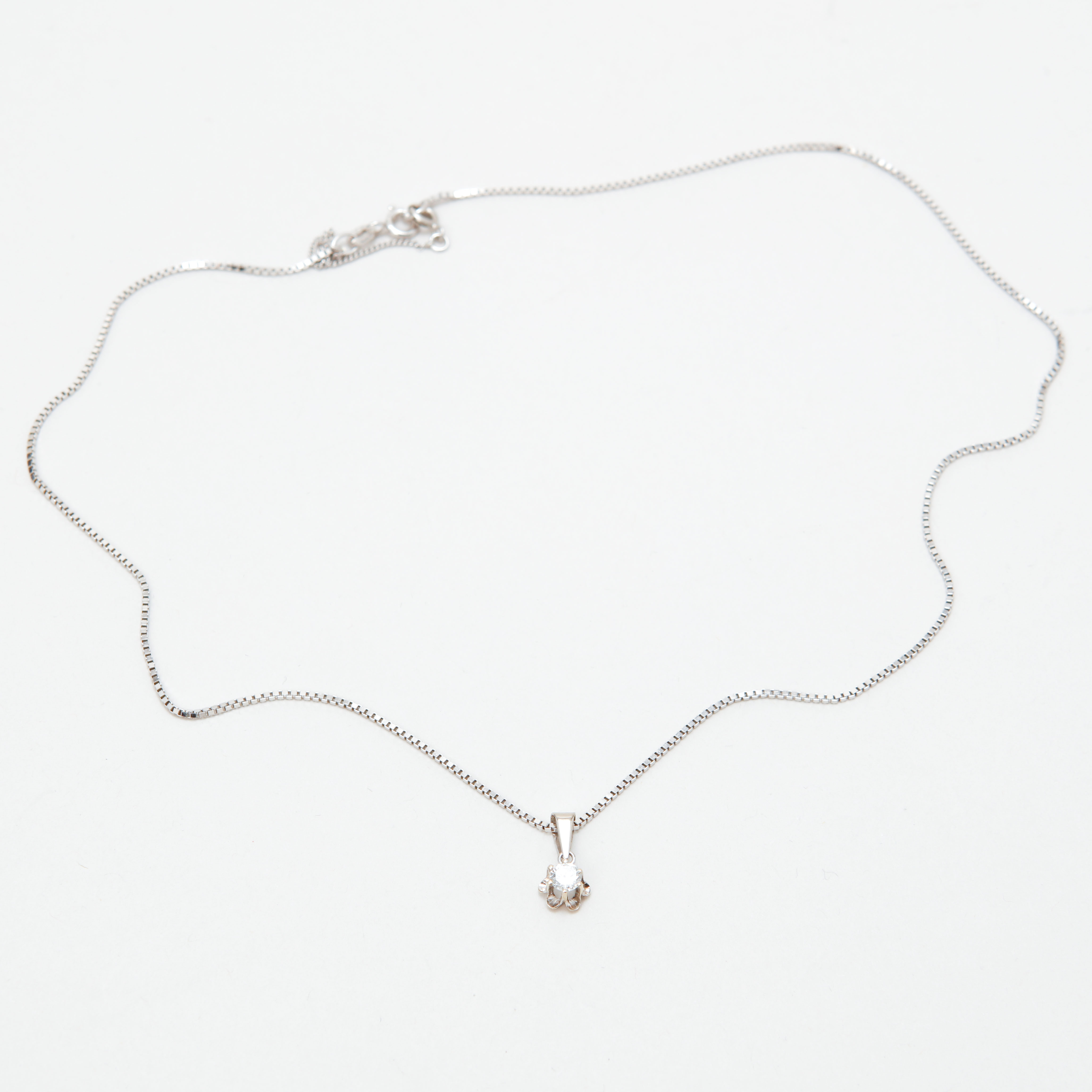 HALSKEDJA med HÄNGE, 18k vitguld med 1 diamant enigt gravyr 0,25 ct. Vikt ca 4,4 g.