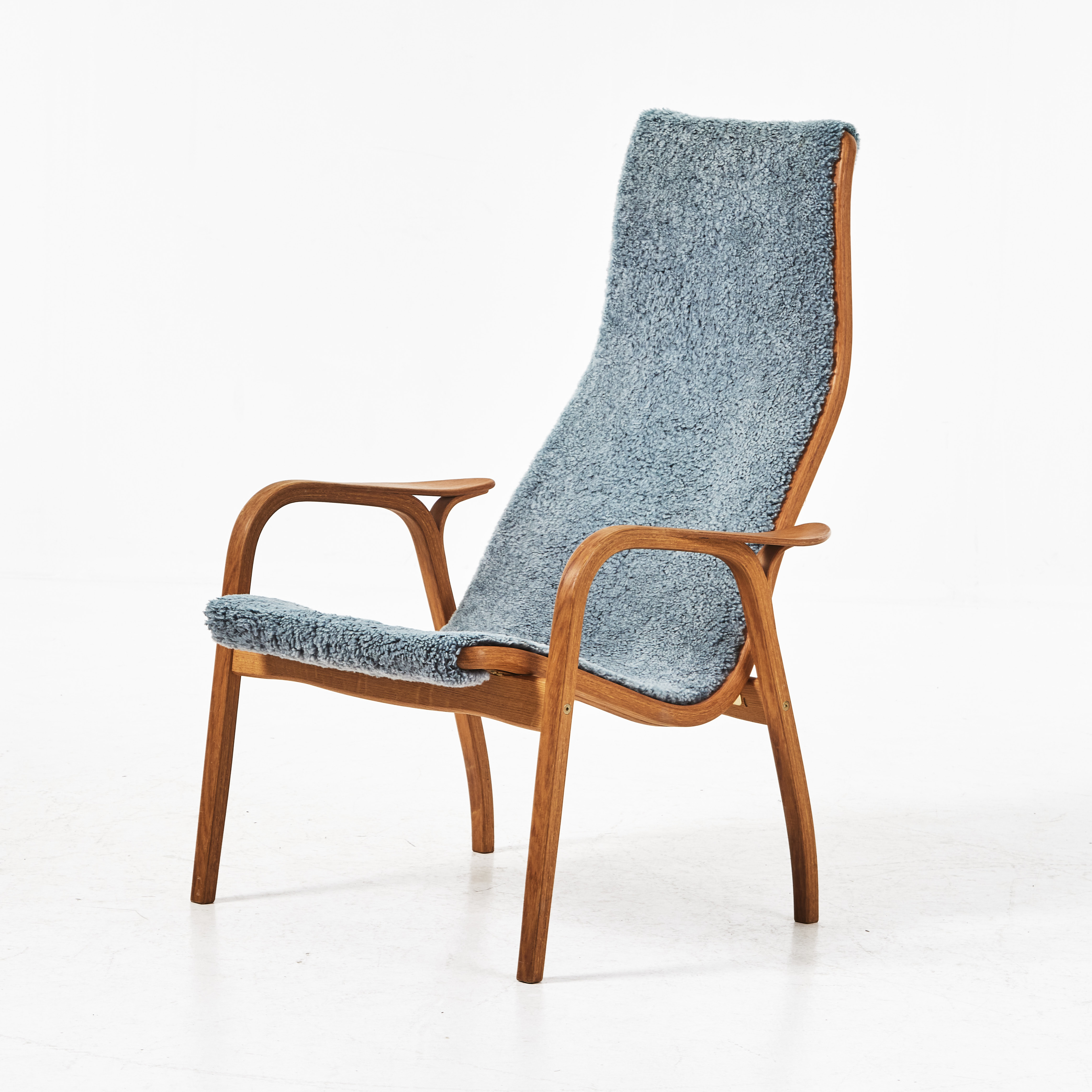 YNGVE EKSTRÖM. "Lamino", fåtölj, stomme i ek, klädsel i fårskinn, Swedese.