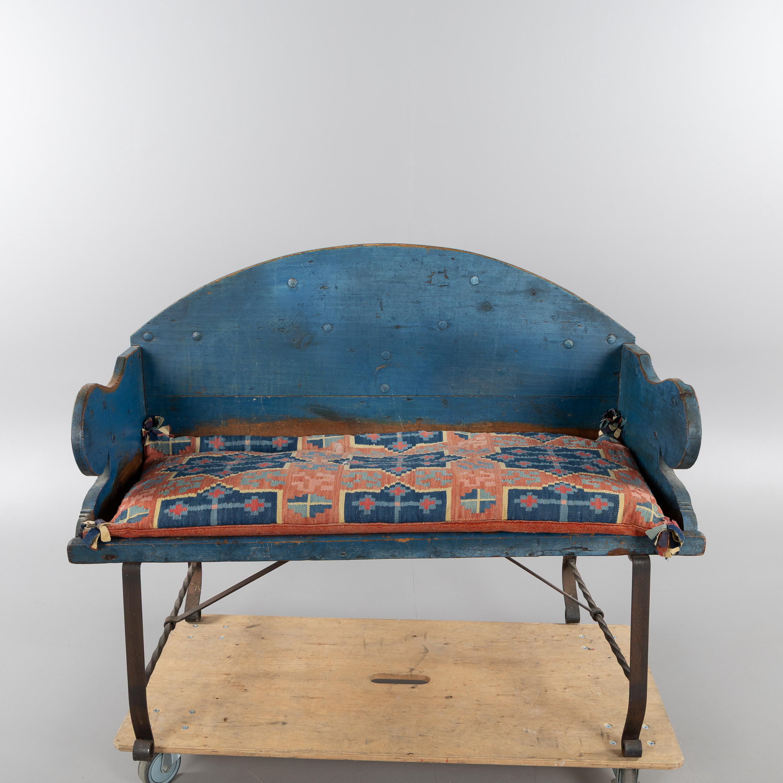 KUSKBÄNK/BRUDBÄNK, trä och smide, 1800-talets mitt.