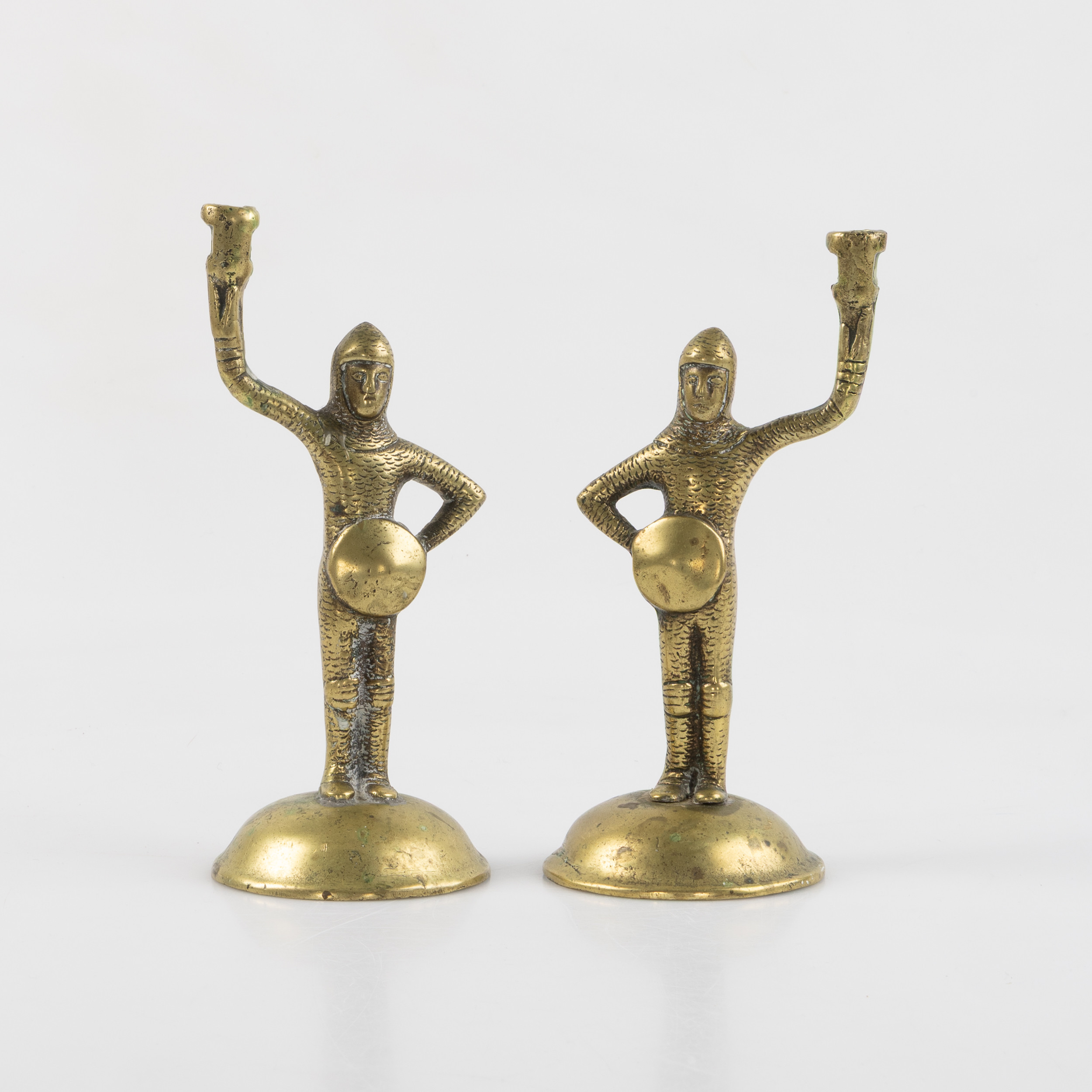 LJUSSTAKAR, ett par, sk. "Tudor knights", England, omkring år 1900, mässing.