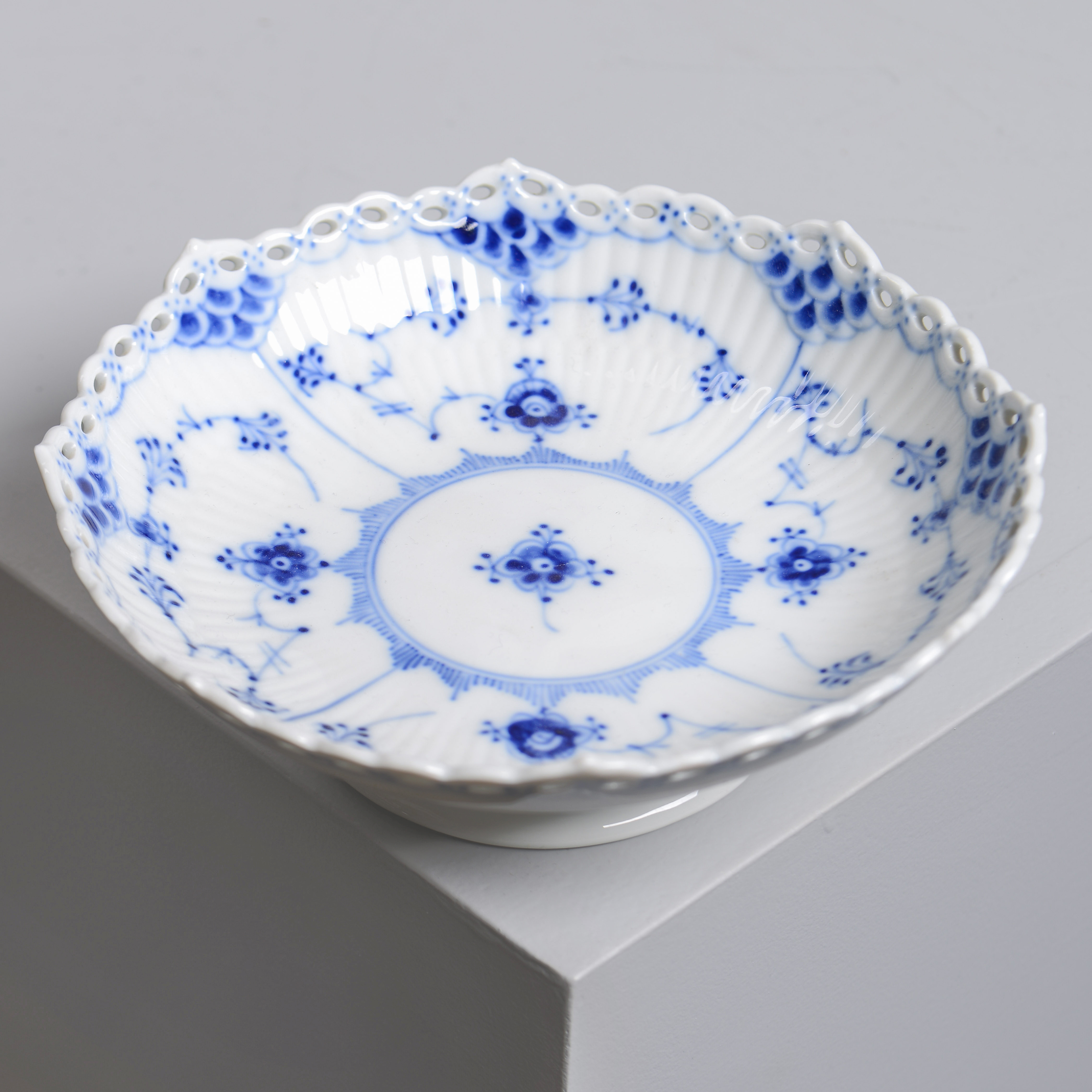 MUSSELMALET, skål på fot, helblond, Royal Copenhagen, Danmark.