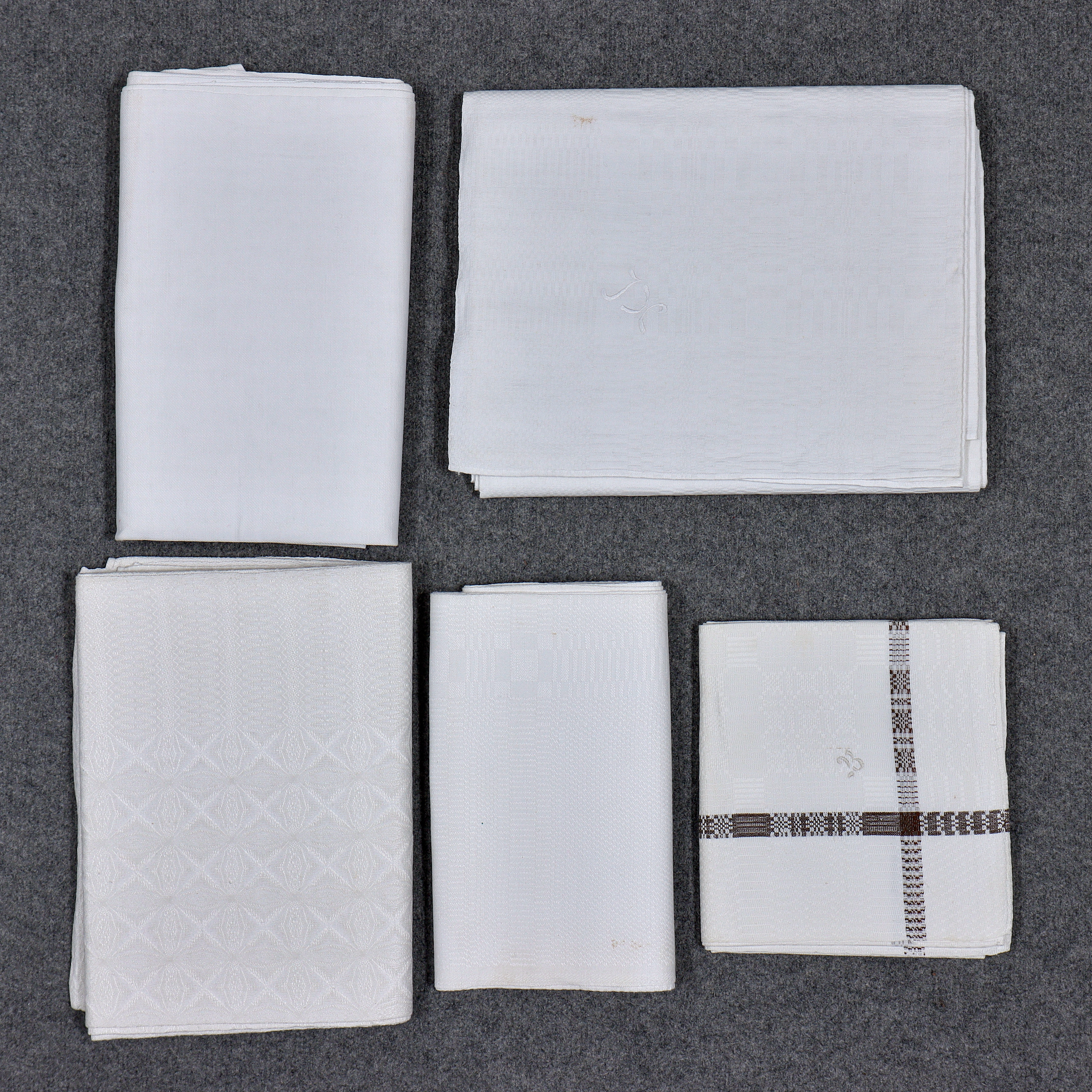 SAMLING DUKAR I LINNE, 5 DELAR, 1900-TAL.