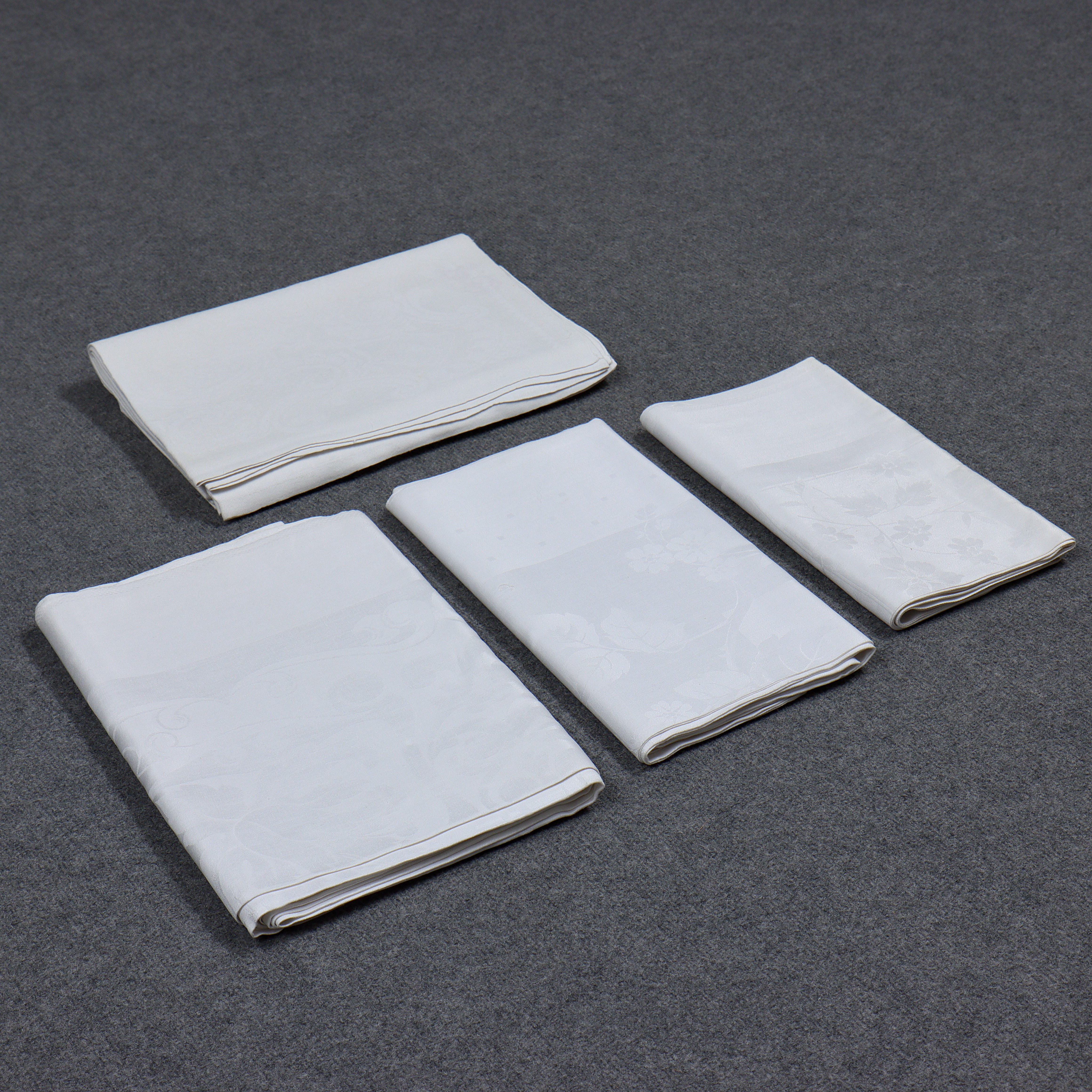 SAMLING DUKAR I LINNE, 4 DELAR, 1900-TAL.