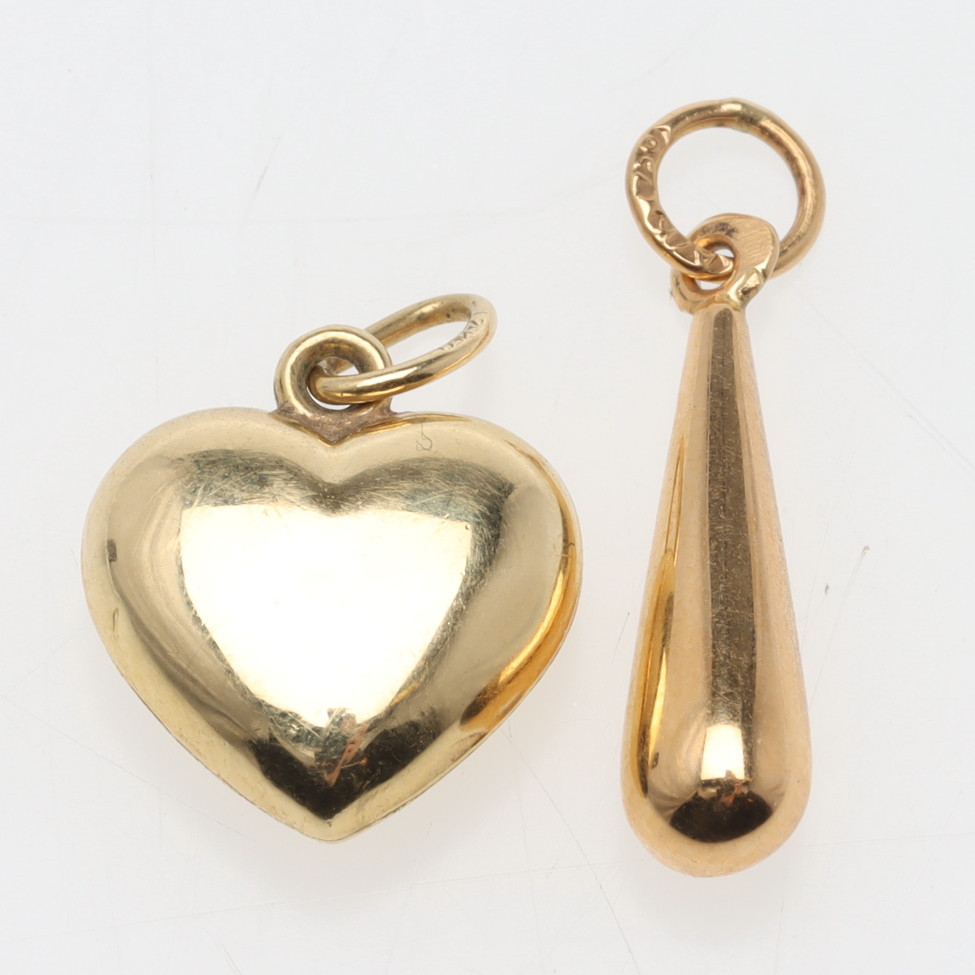 HÄNGEN, 2 st, 18k guld, droppe & hjärta.