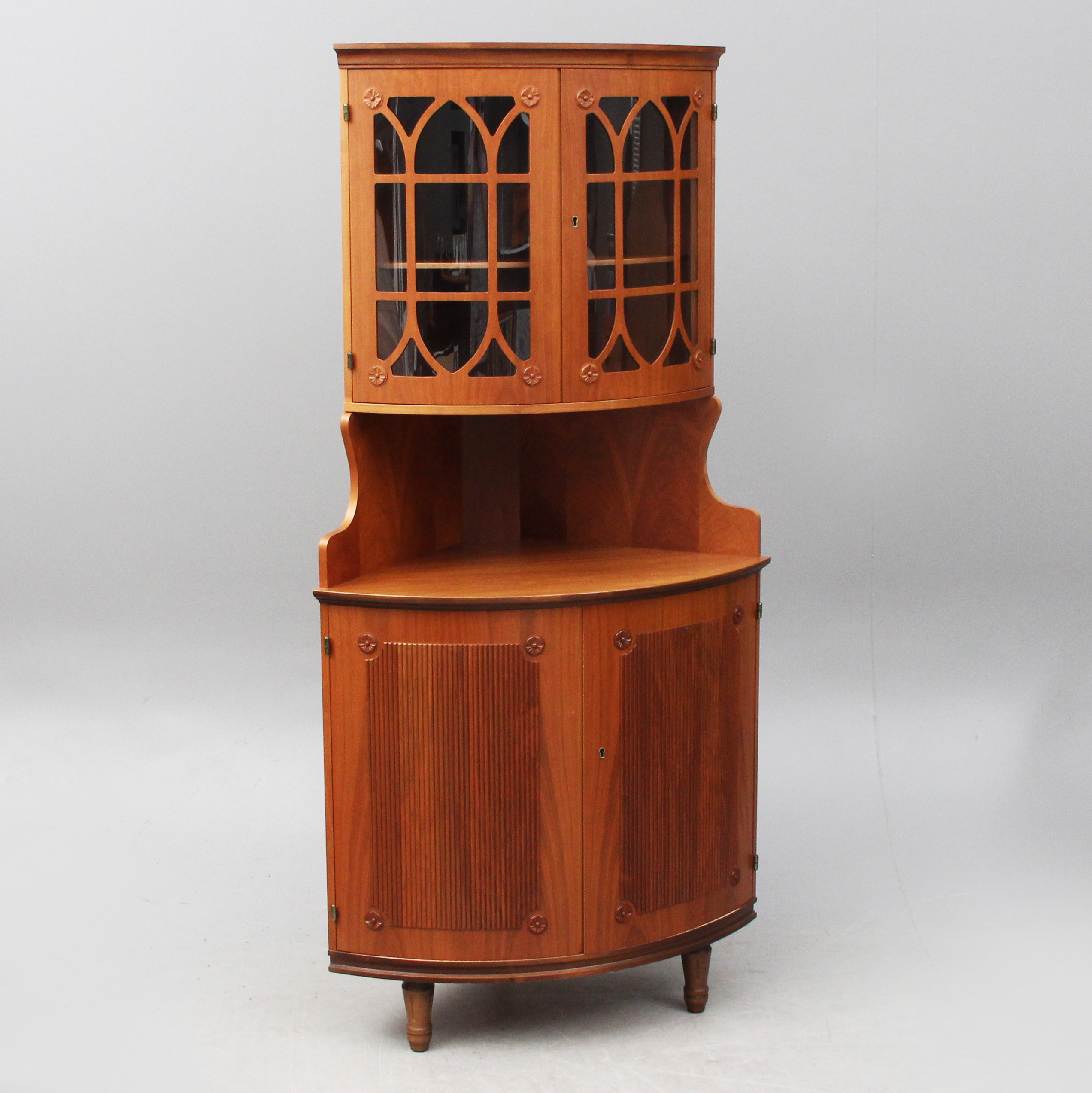 GOLVHÖRNSKÅP, gustaviansk stil, 1900-tal.