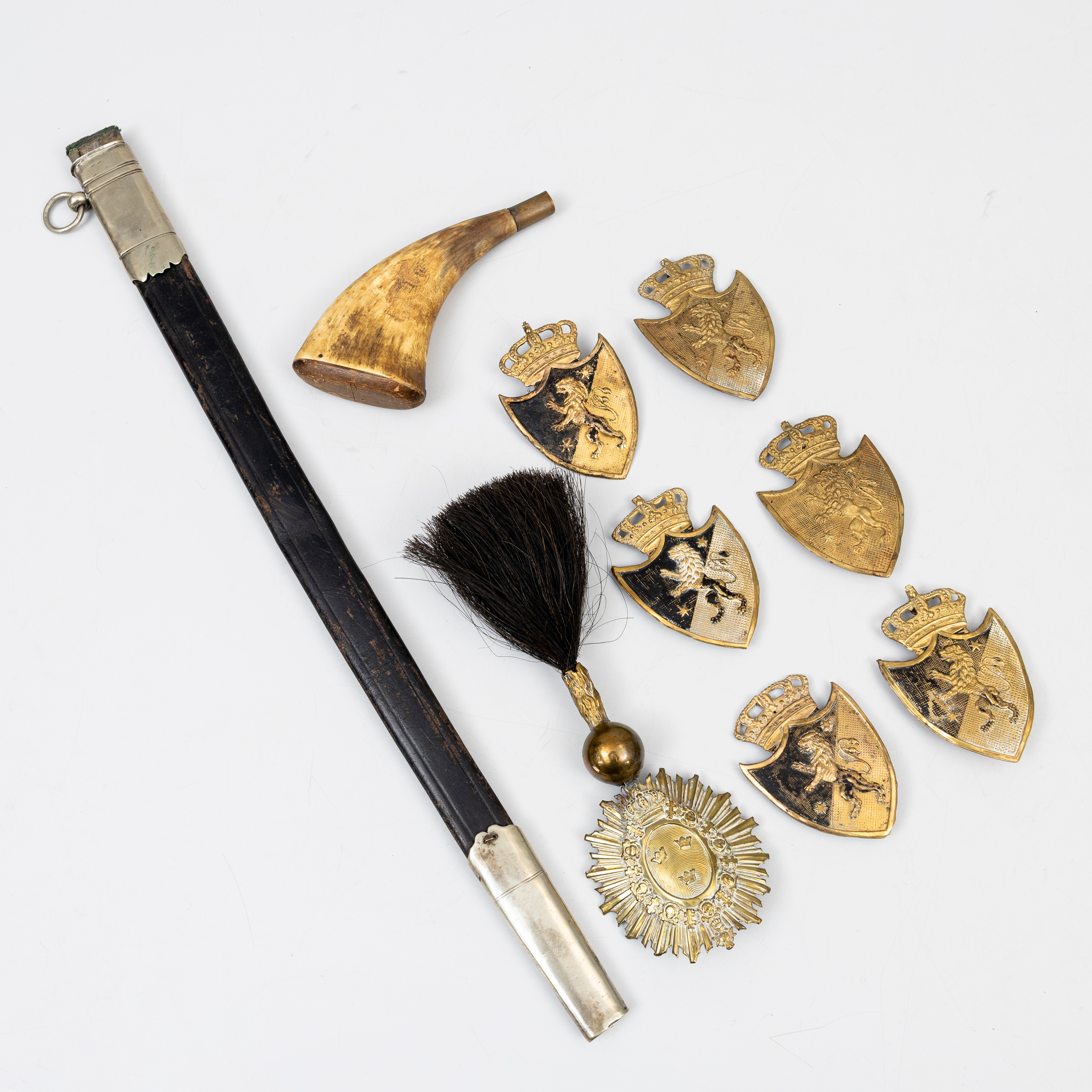 PARTI MILITARIA,9 delar, bla mössplåtar Skaraborgs regimente, läderbalja, Sverige 1800-tal.