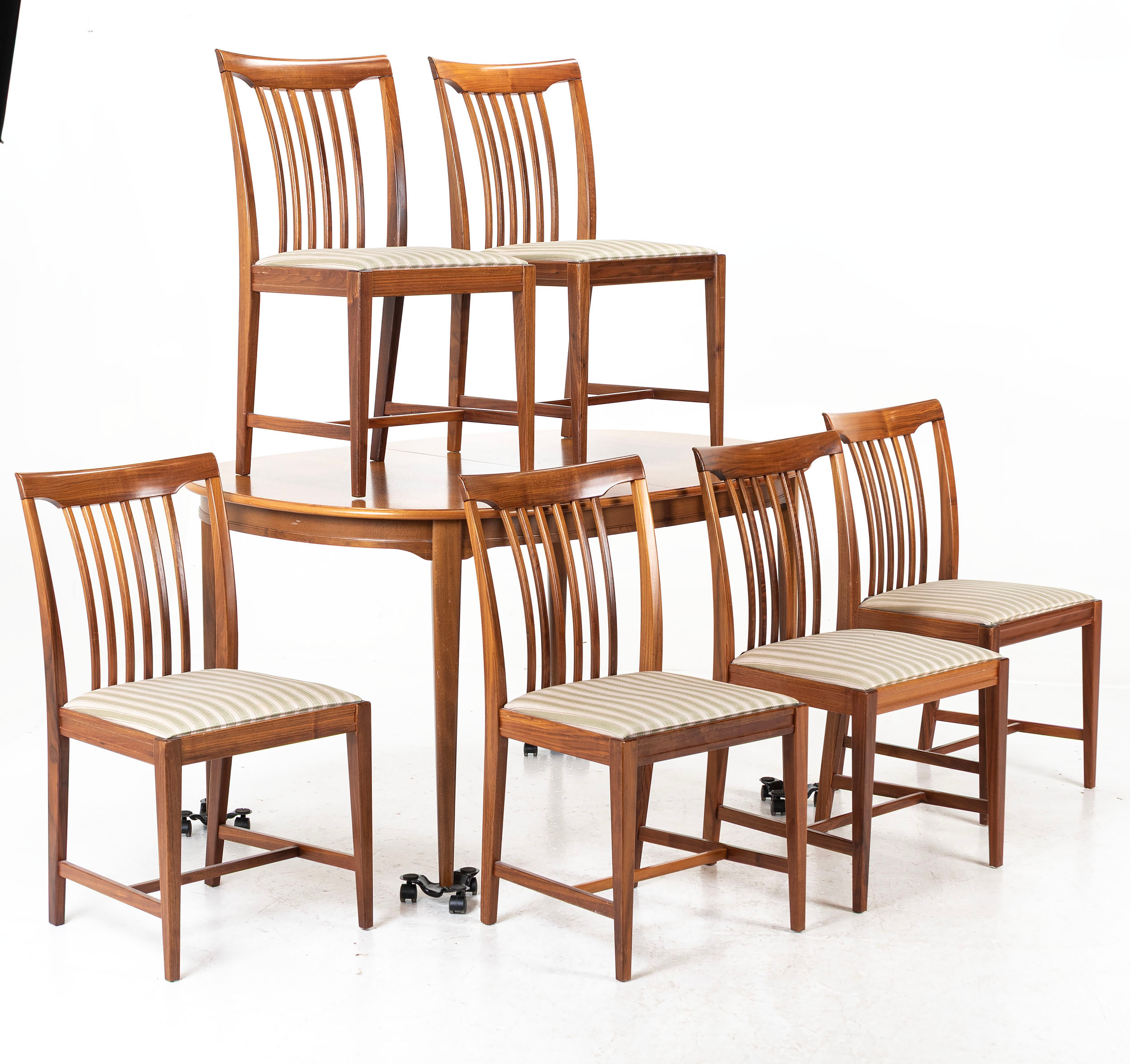 SVANTE SKOGH. Matgrupp, 7 delar, valnöt, "Vindö", Vaggeryd, 1900-talets andra hälft.