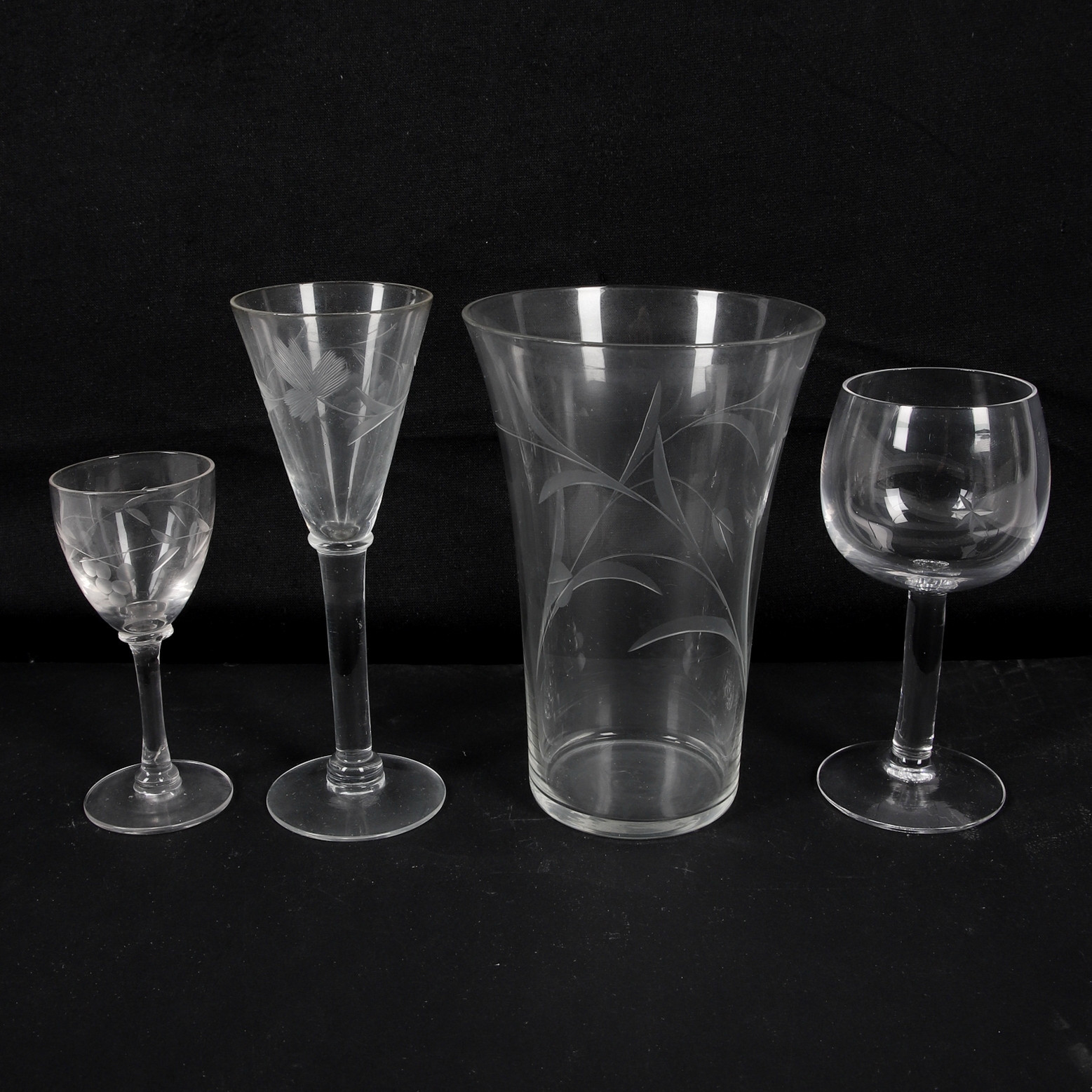GLASSERVISDELAR, 33 st, glas, med slipad dekor, 1900-tal.