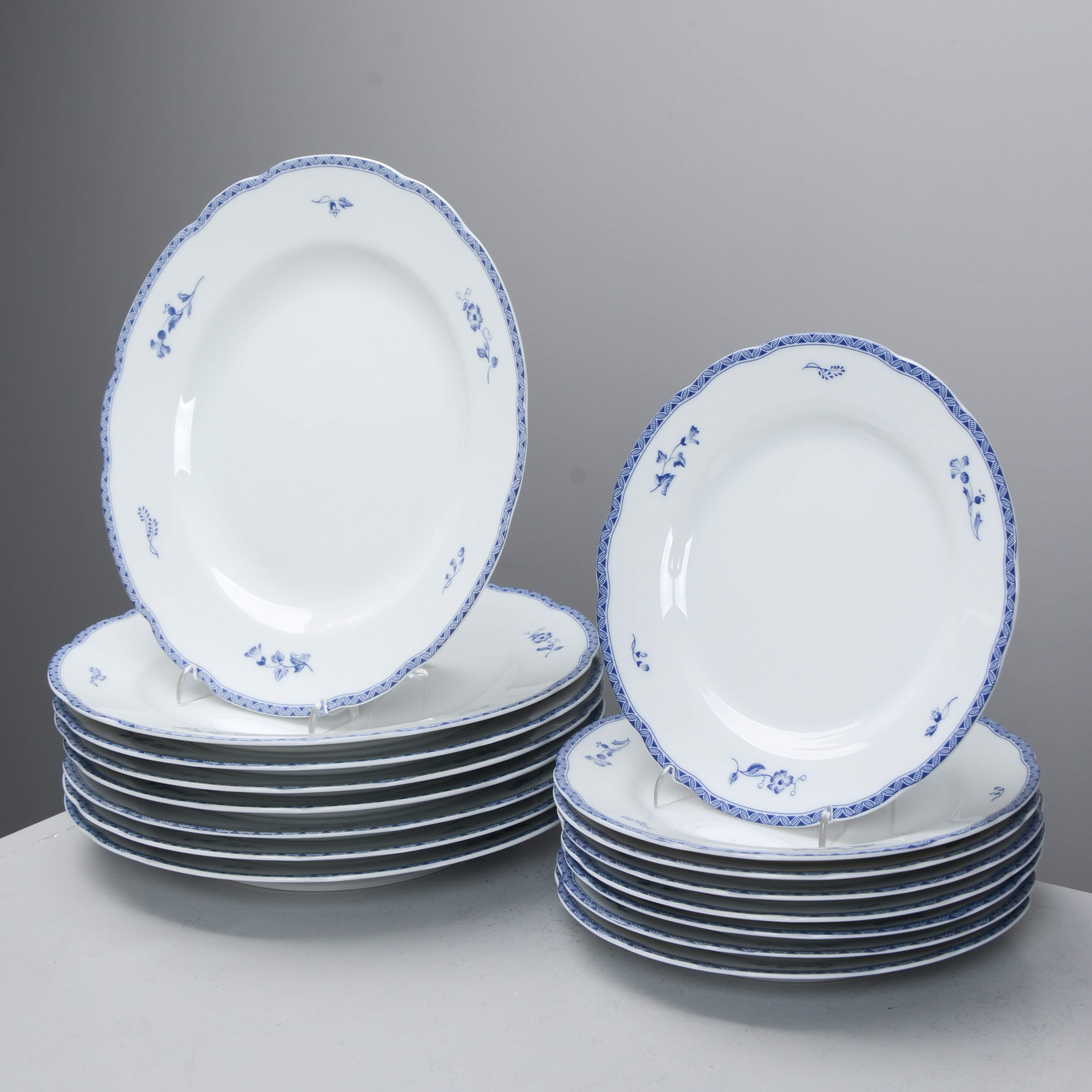 JACKIE LYND. Tallriksservis för 8 personer, "Blå herrgård", Christineholm, Fyrklövern (16 delar).