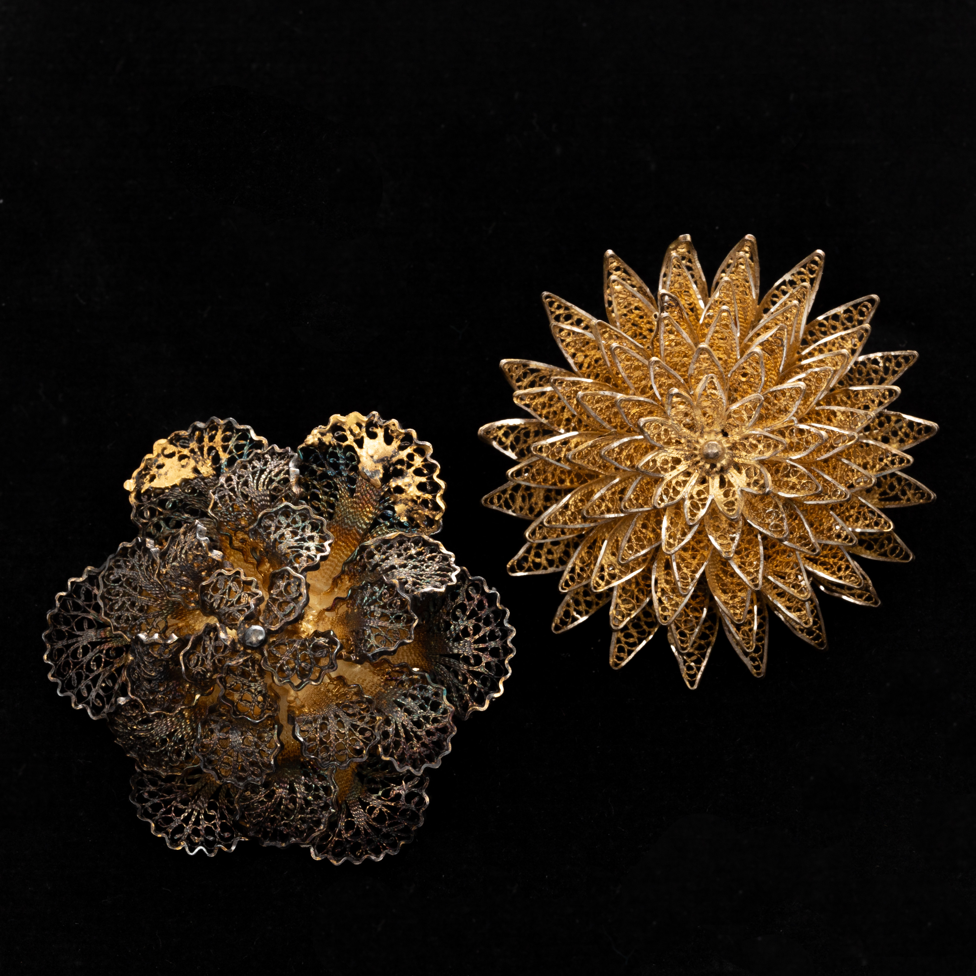 BROSCHER, 2 st, Förgyllt silver, Filigran.