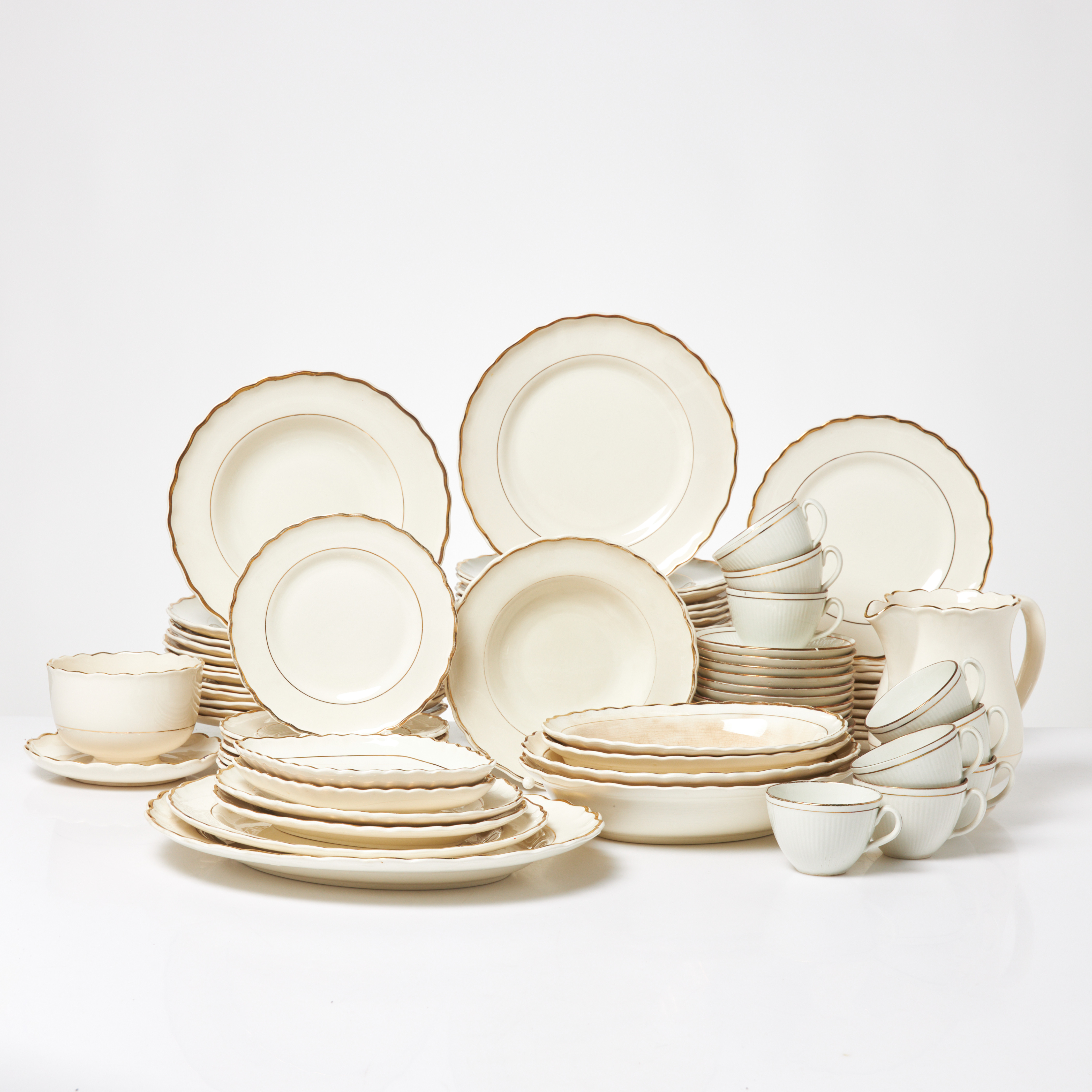 SERVISDELAR, 77 dlr, "Royal", porslin, dekor med guldkant, Upsala Ekeby Gefle.