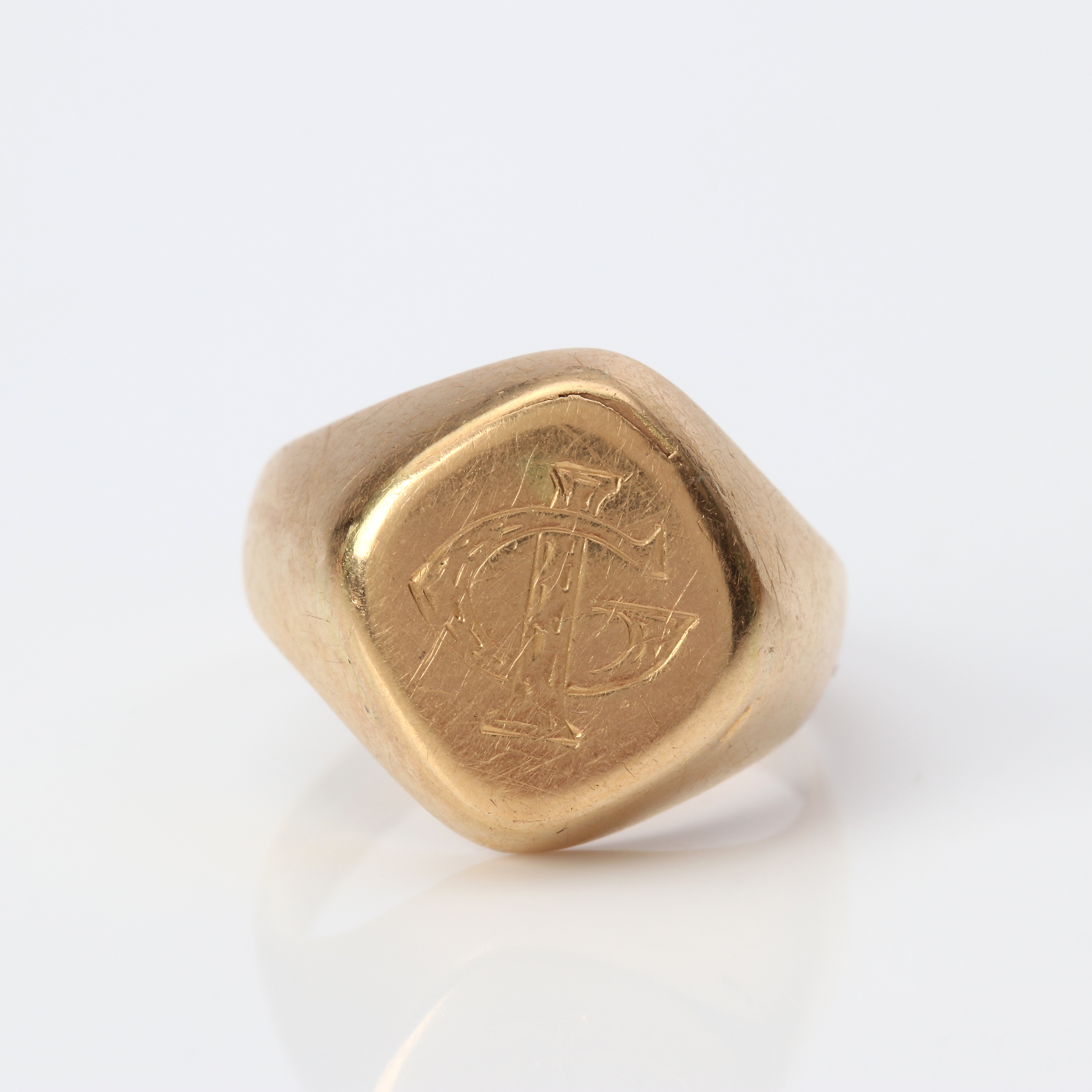 KLACKRING. 18k guld med graverat monogram IG/GI, vikt ca 8,2 gram.