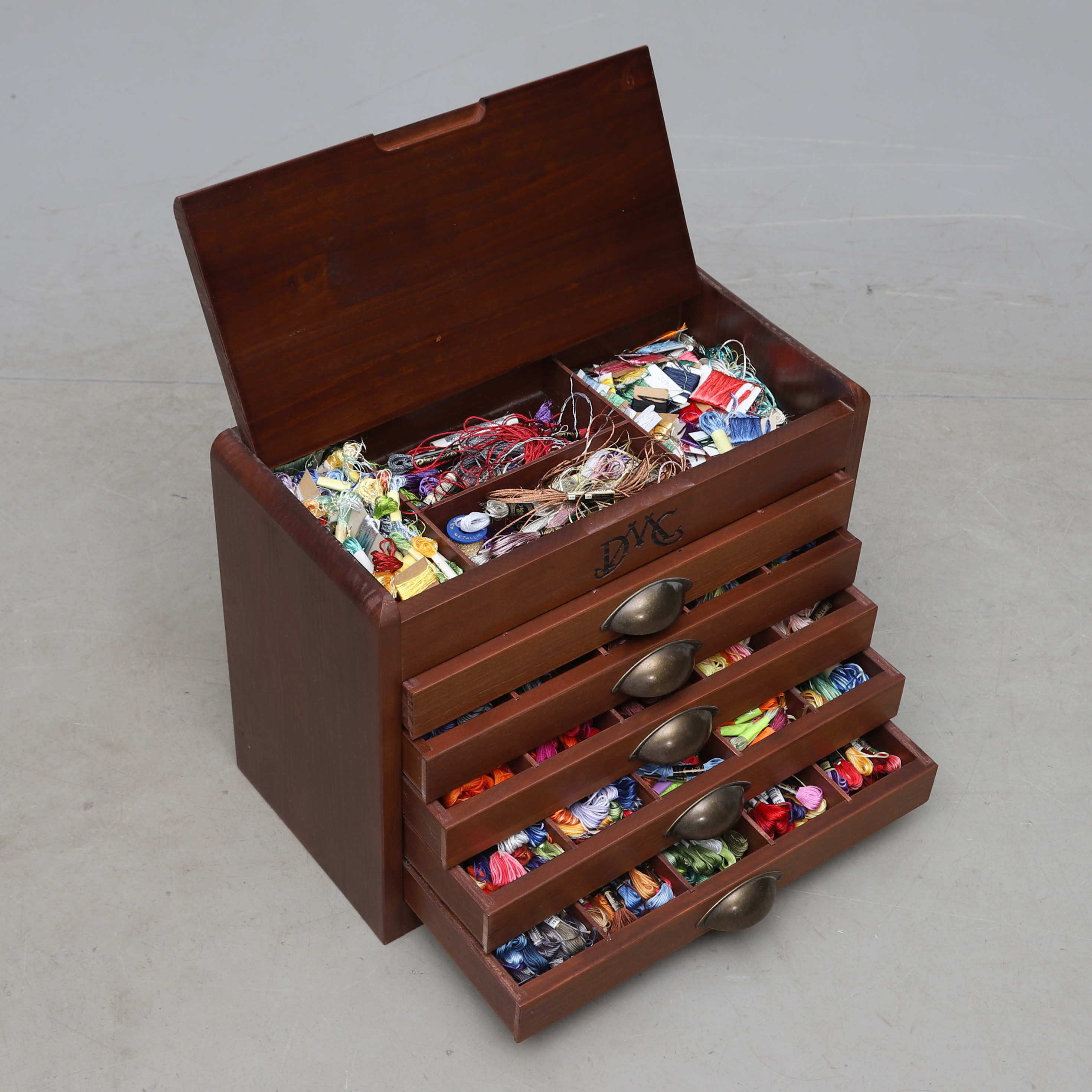 LÅDHURTS, trä, DMC, med broderigarn, 1900-tal.