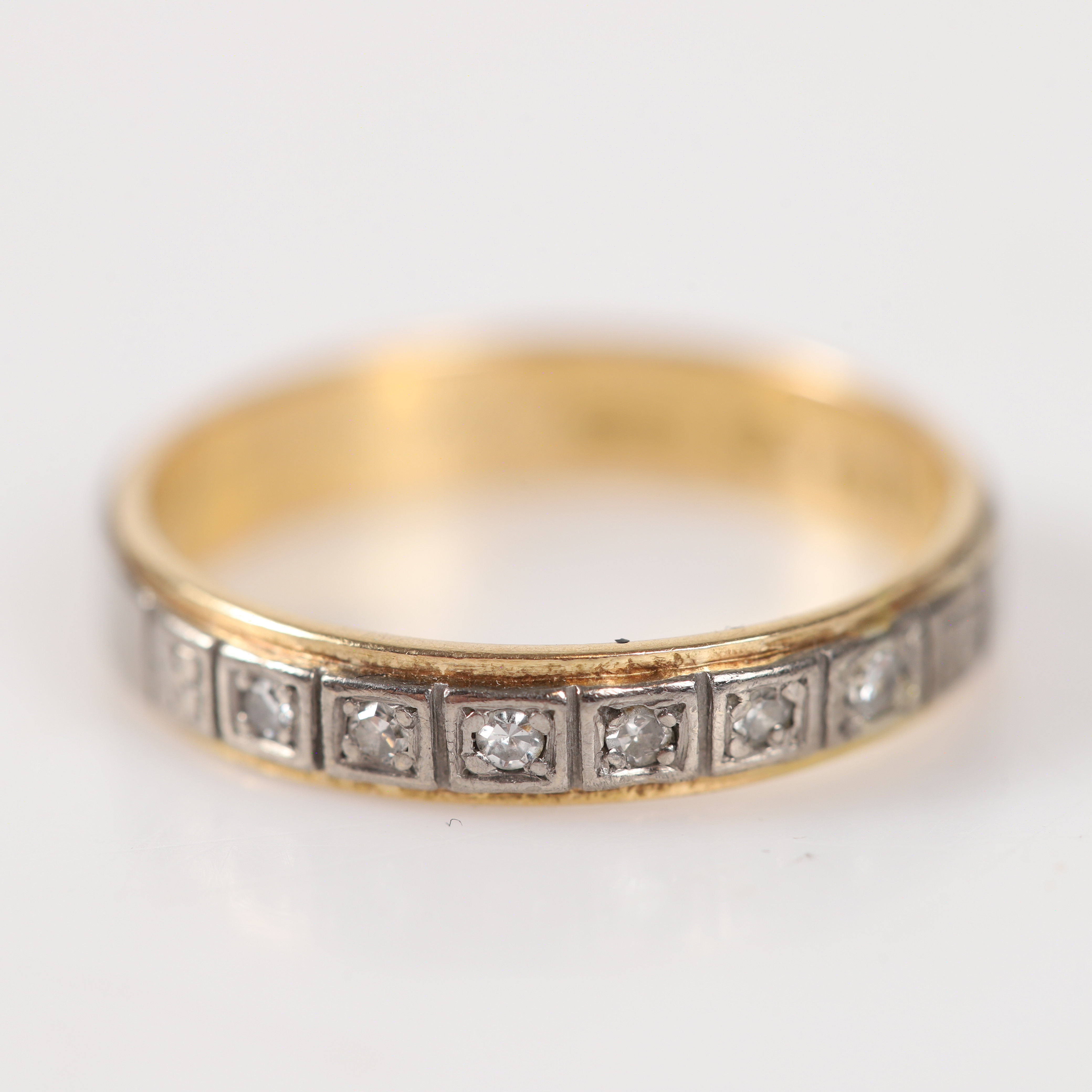 RING, 18 K guld/vitguld med briljantslipade diamanter.