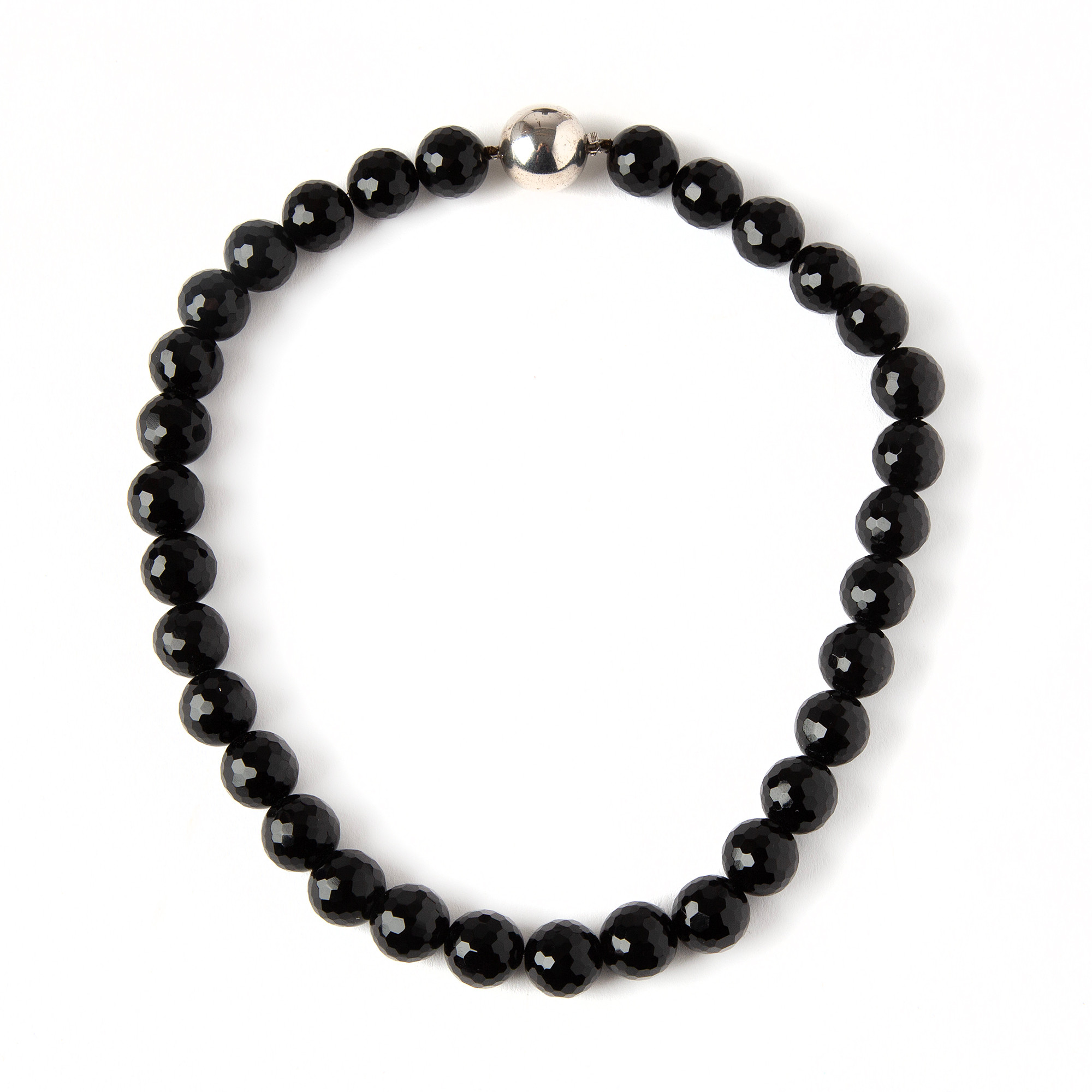 COLLIER, fasettslipad onyx med lås i silver.