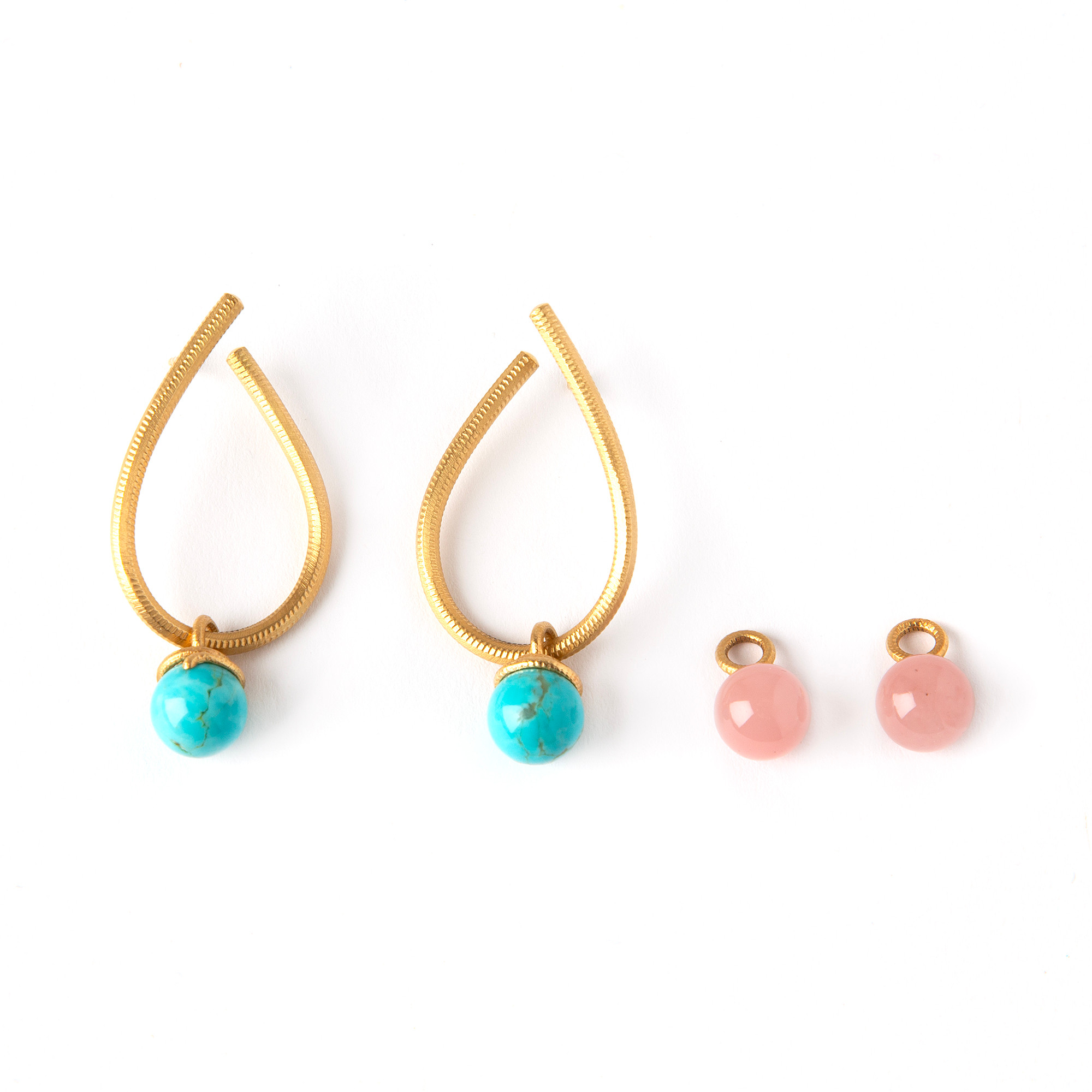 DULONG, örhängen, "Kharsima " 18K guld med turkoser och rosenkvarts.