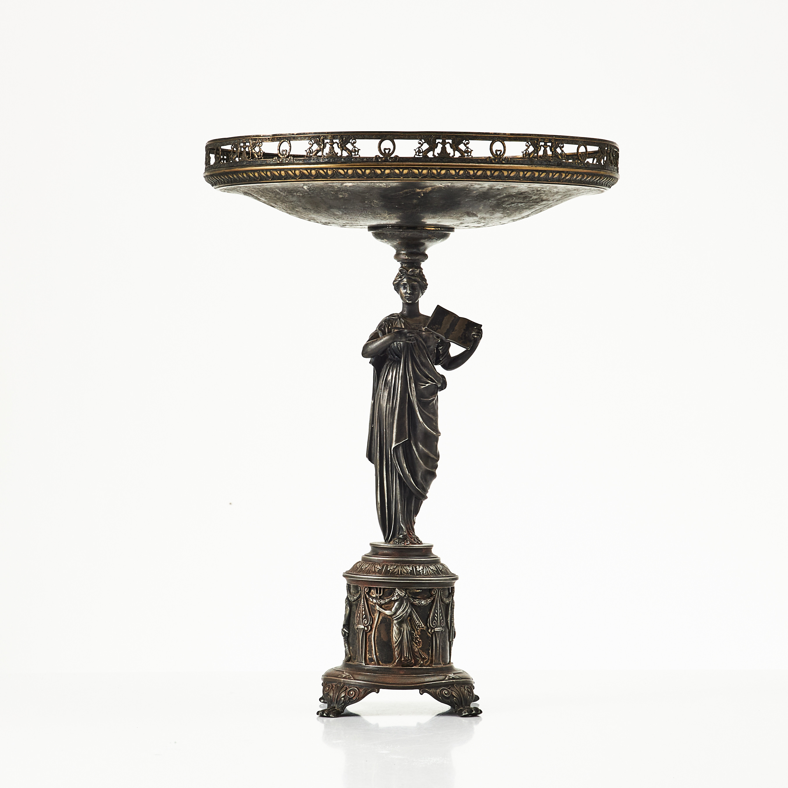 WMF. / WURTEMBURGISCHE METALLWARENFABRIK Tazza, Britannia-metall, 1800-talets slut/ sekelskiftet 1900, dekor i form kvinna hållandes bok, stämplad WMF.