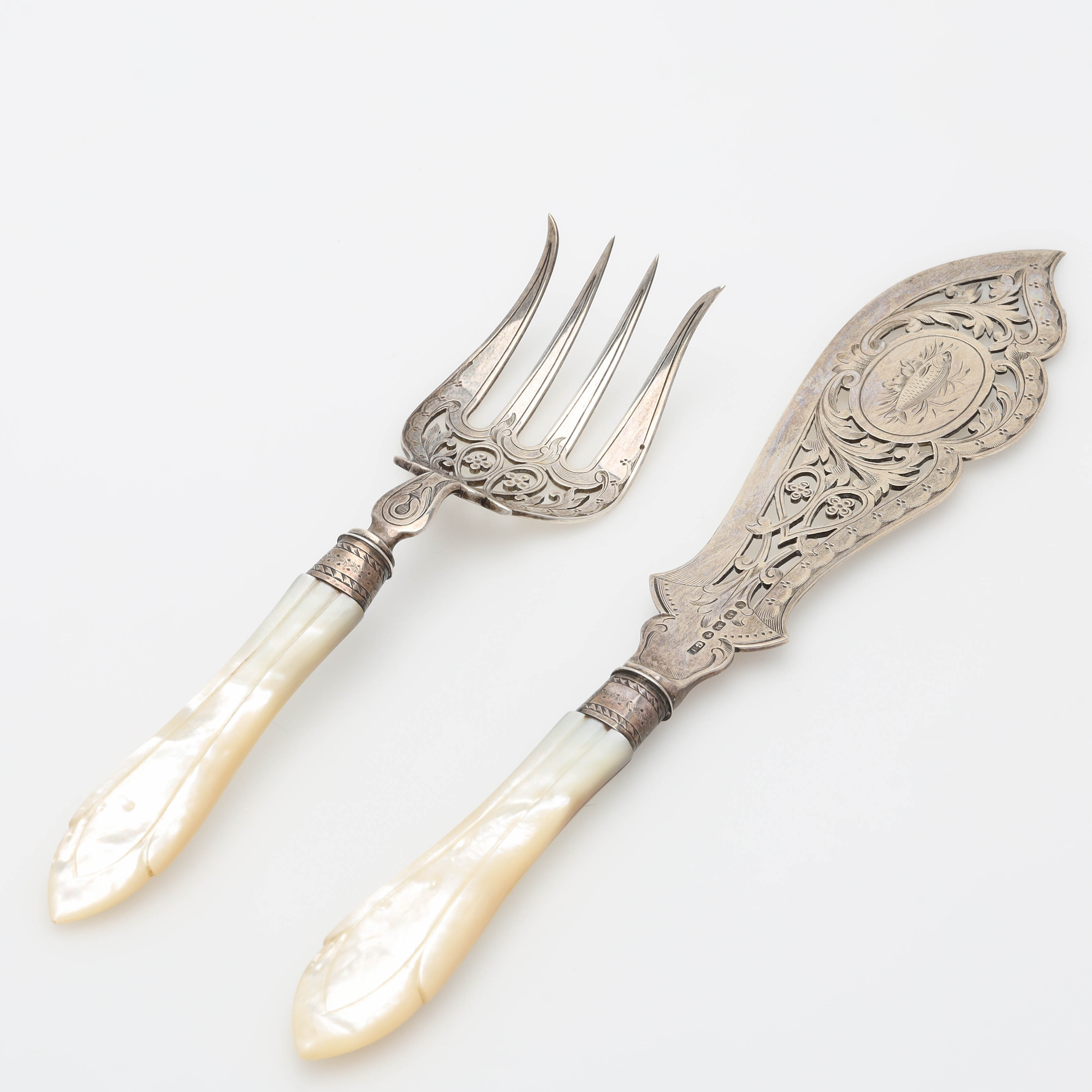 FISKBESTICK, 2 delar, sterlingsilver med skaft i pärlemor, Birmingham 1872.
