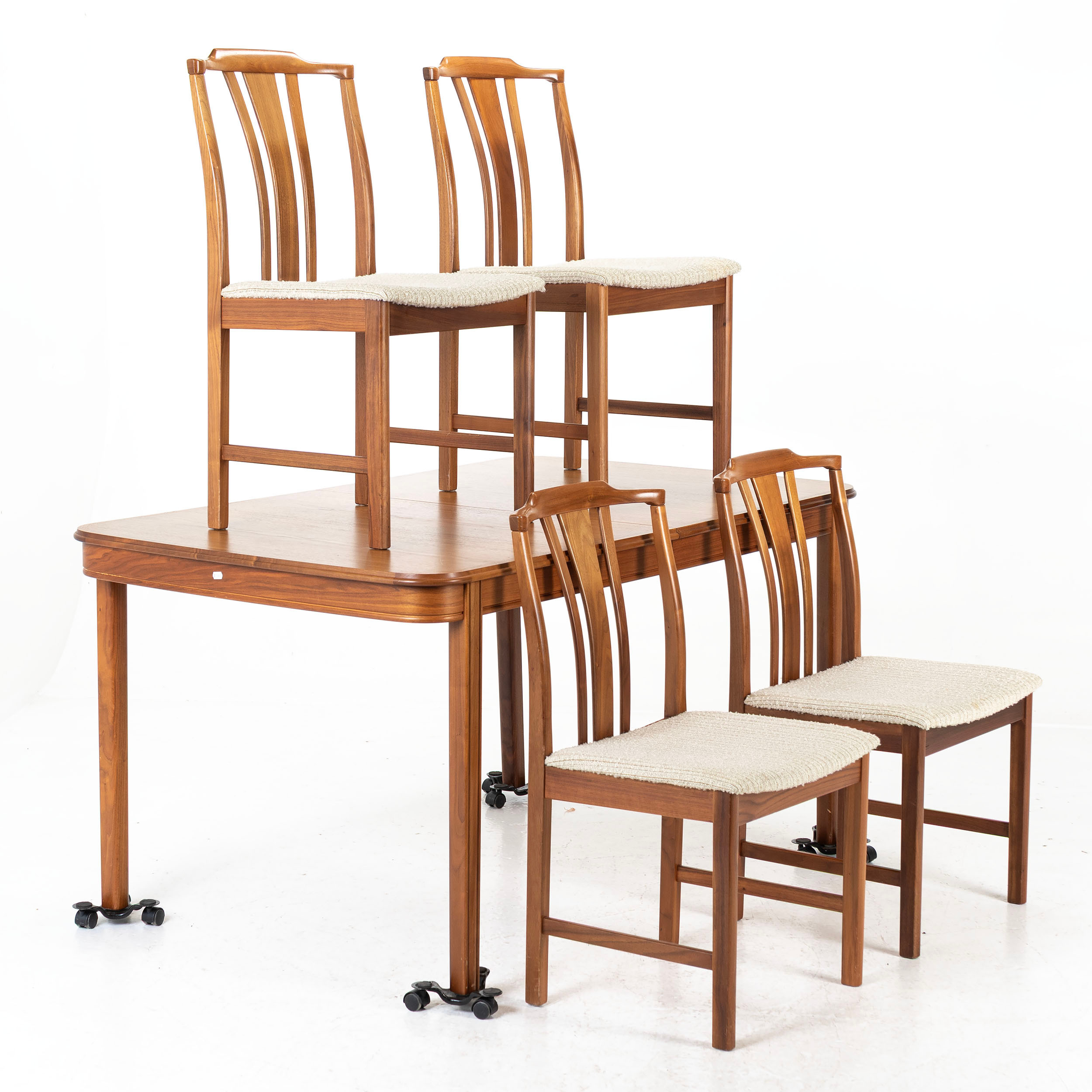 MATGRUPP, 5 delar, valnöt, 1900-talets andra hälft.