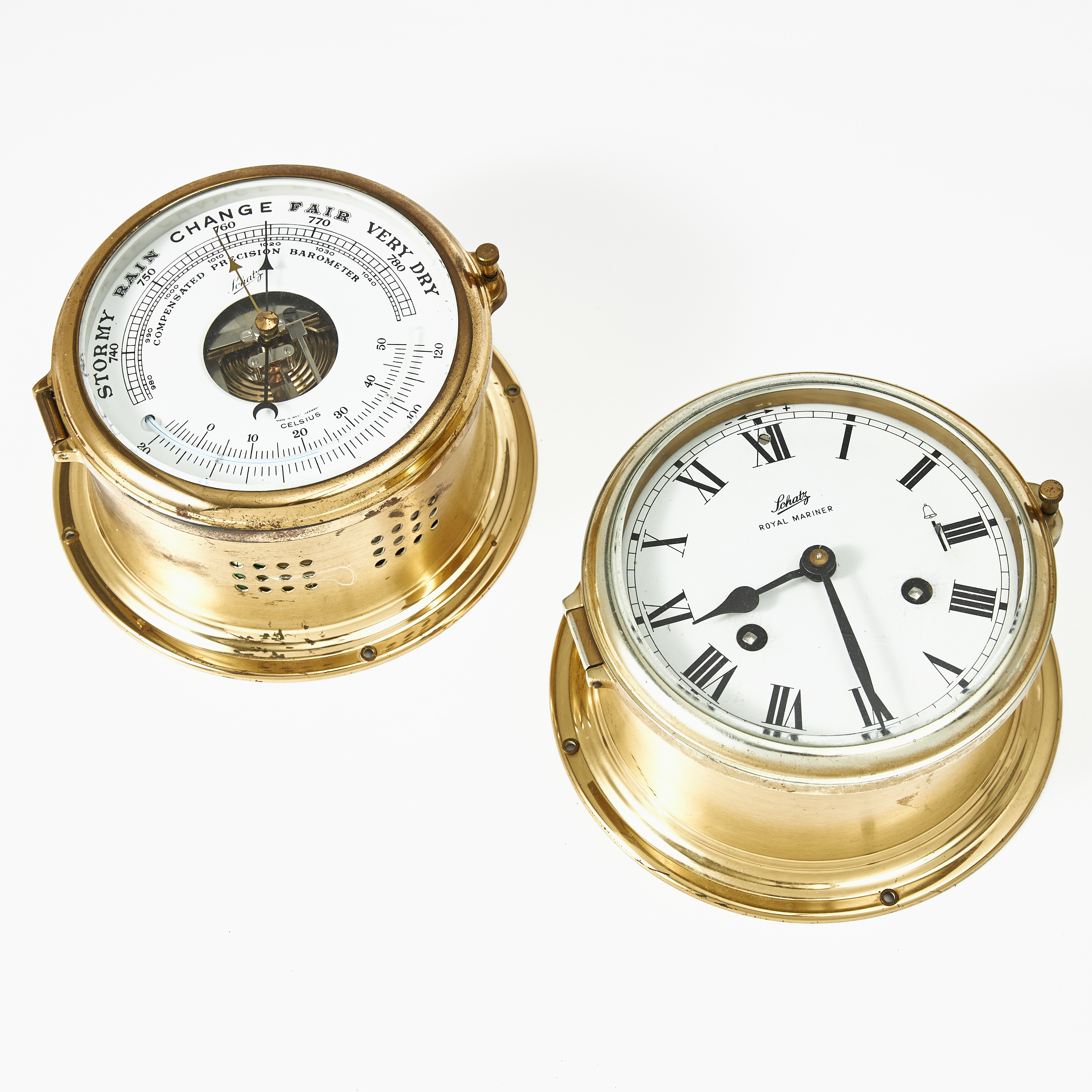 SCHATZ, skeppsur, barometer, Tyskland, 1900-talets slut, runda urhus av mässing, klockan med vit urtavla, barometern med termometer.