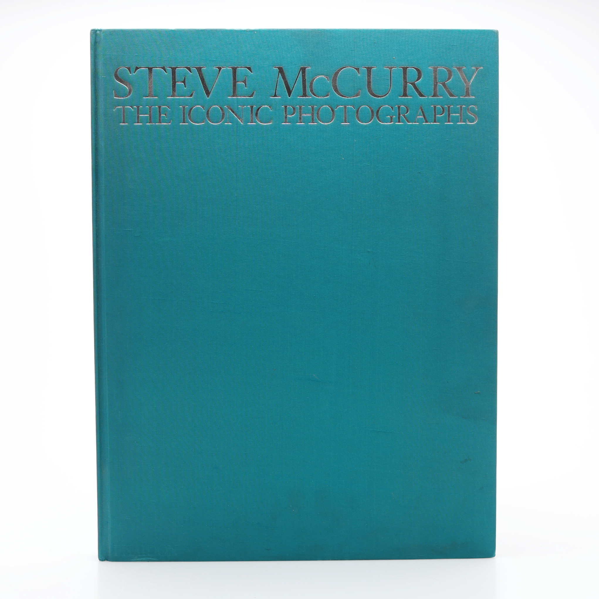 FOTO. DEN AMERIKANSKE MAGNUM-FOTOGRAFEN STEVE MCCURRY'S THE ICONIC PHOTOGHRAPHS 2011 MED ETT SIGNERAT OCH NUMRERAT FÄRGFOTO - ETT S. K. C-TYP LAMBDA PRINT.