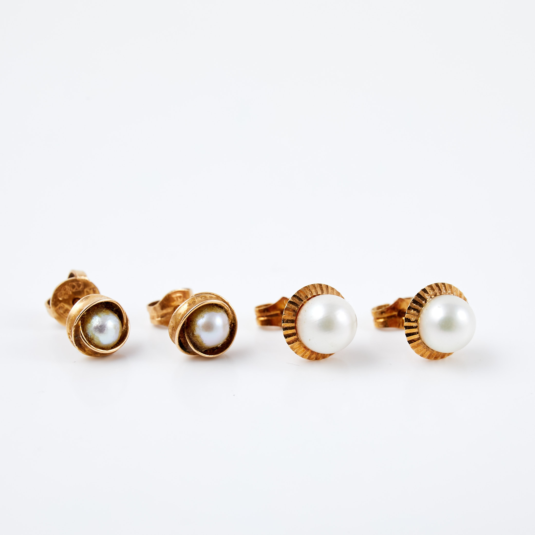 ÖRHÄNGEN, 2 par, 18 k guld, vardera örhänge med 1 odlad vit saltvattenspärla, ca 4,1-6,0 mm.