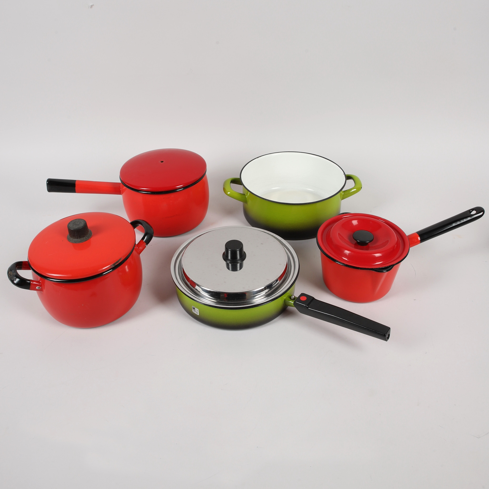 GRYTOR, 5 st, emaljerad gjutgärn , Kockums Jernverksaktiebolag, Kallinge, 1900-talets andra hälft.