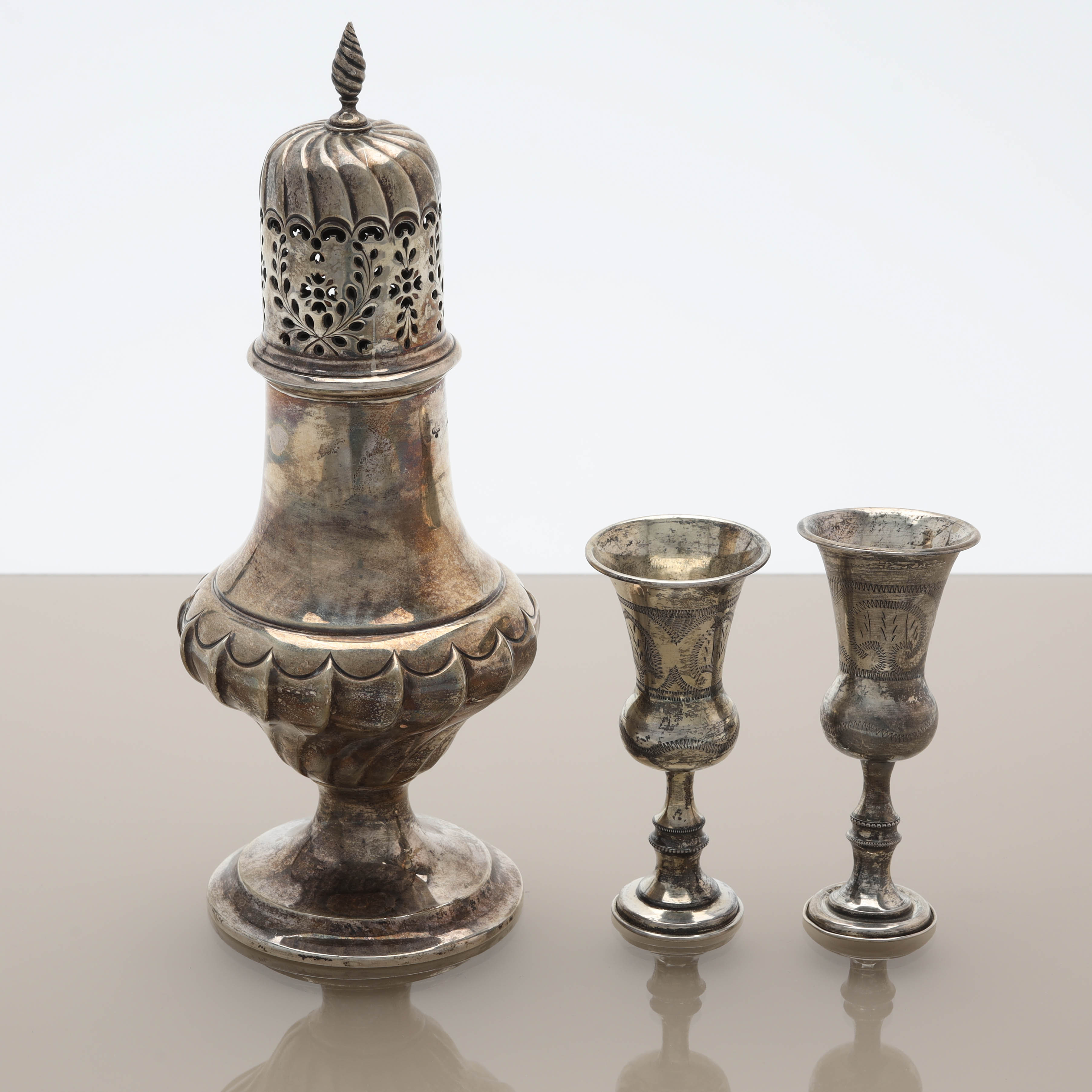 SOCKERRUSKA samt SUPKALKAR, 3 delar, sterlingsilver, England, vikt 340 gram.