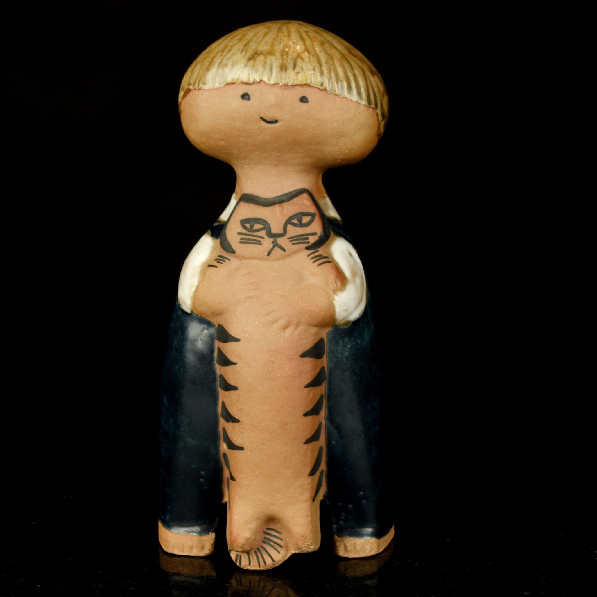 LISA LARSON. Figurin, “Pelle med katt”, Gustavsberg, 1960-tal, Signerad.