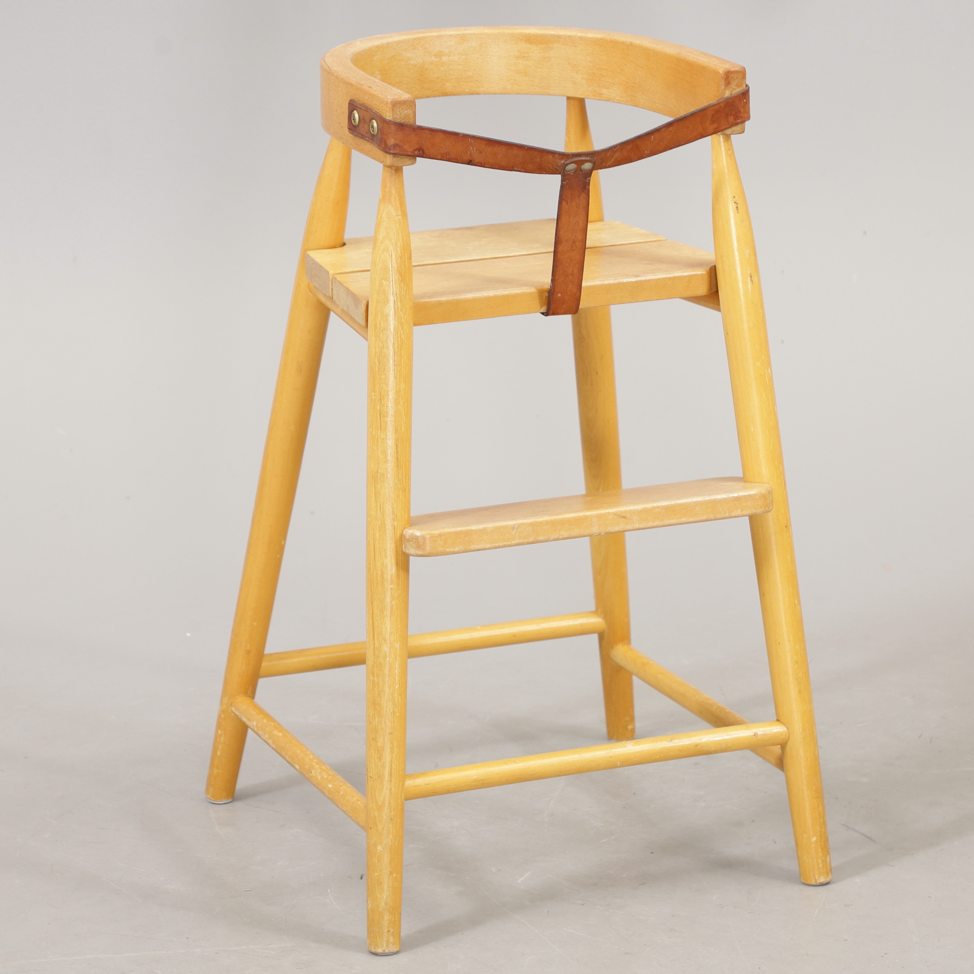 BARNSTOL, trä/läder, 1900-talets andra hälft.