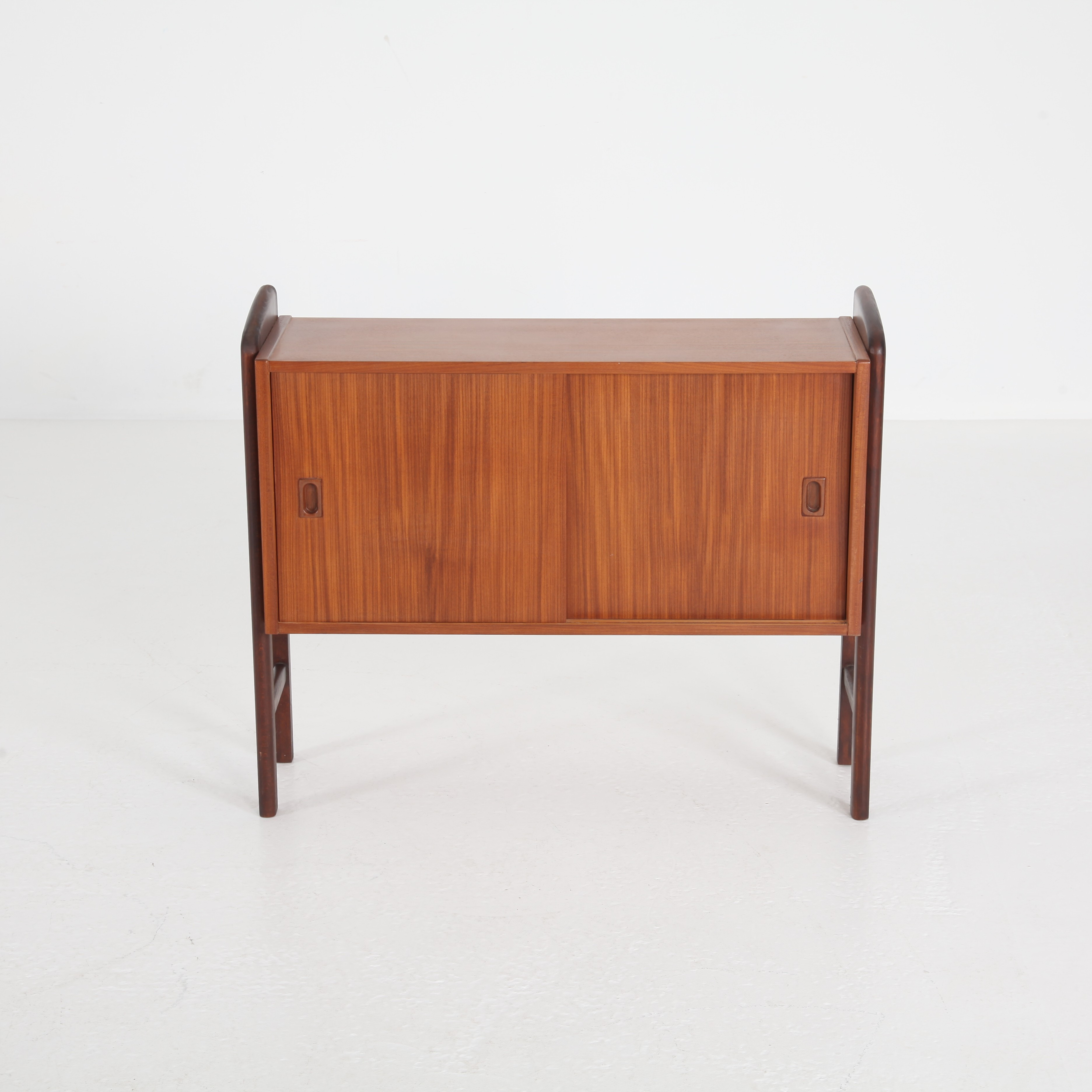 MINDRE SKÅP MED SKJUTDÖRRAR, teak, 1960-tal.